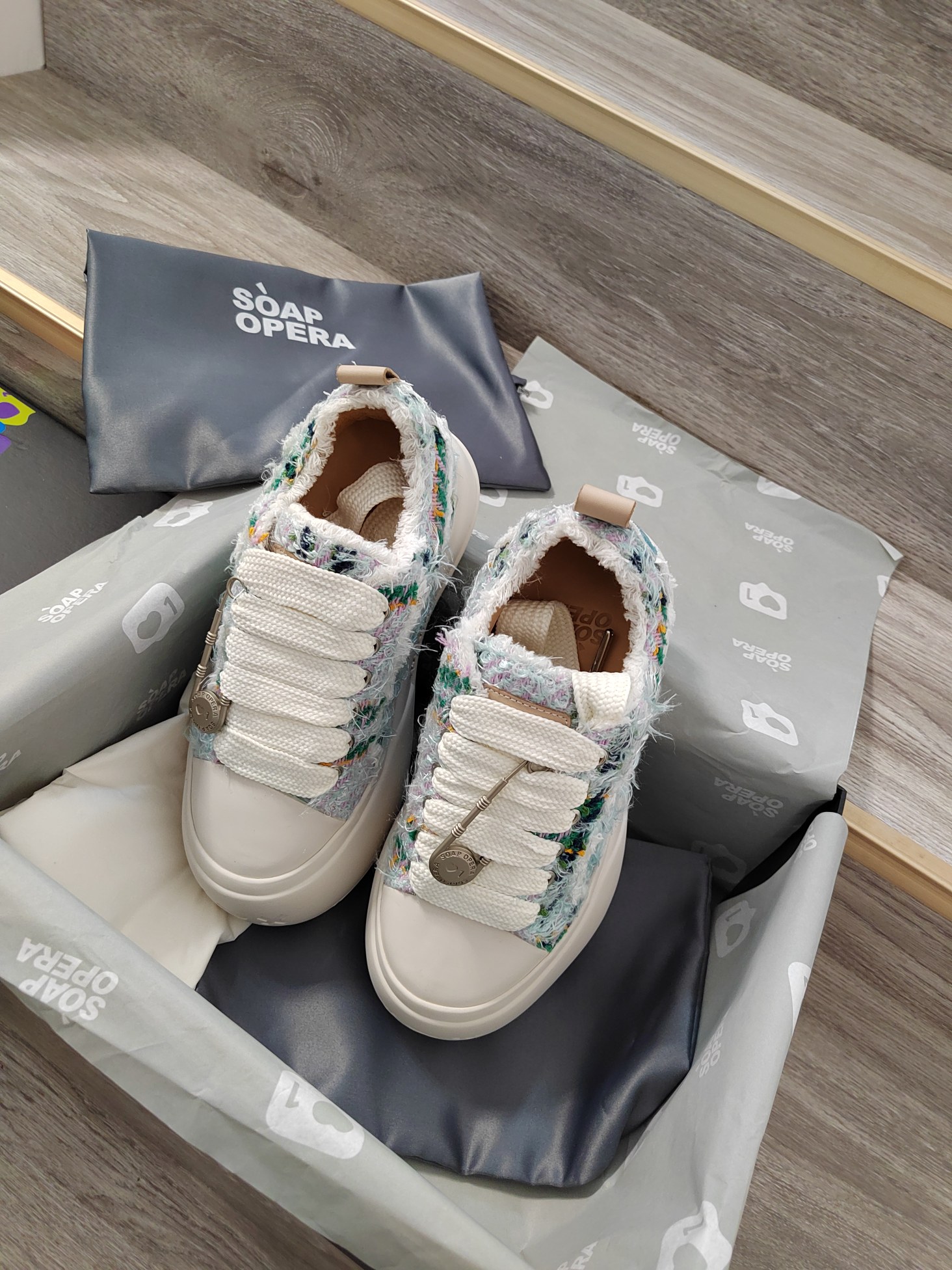 Trendy Bubble Shoes from SoAP OPERA Worn by Entertainment Celebrities - 图片 7