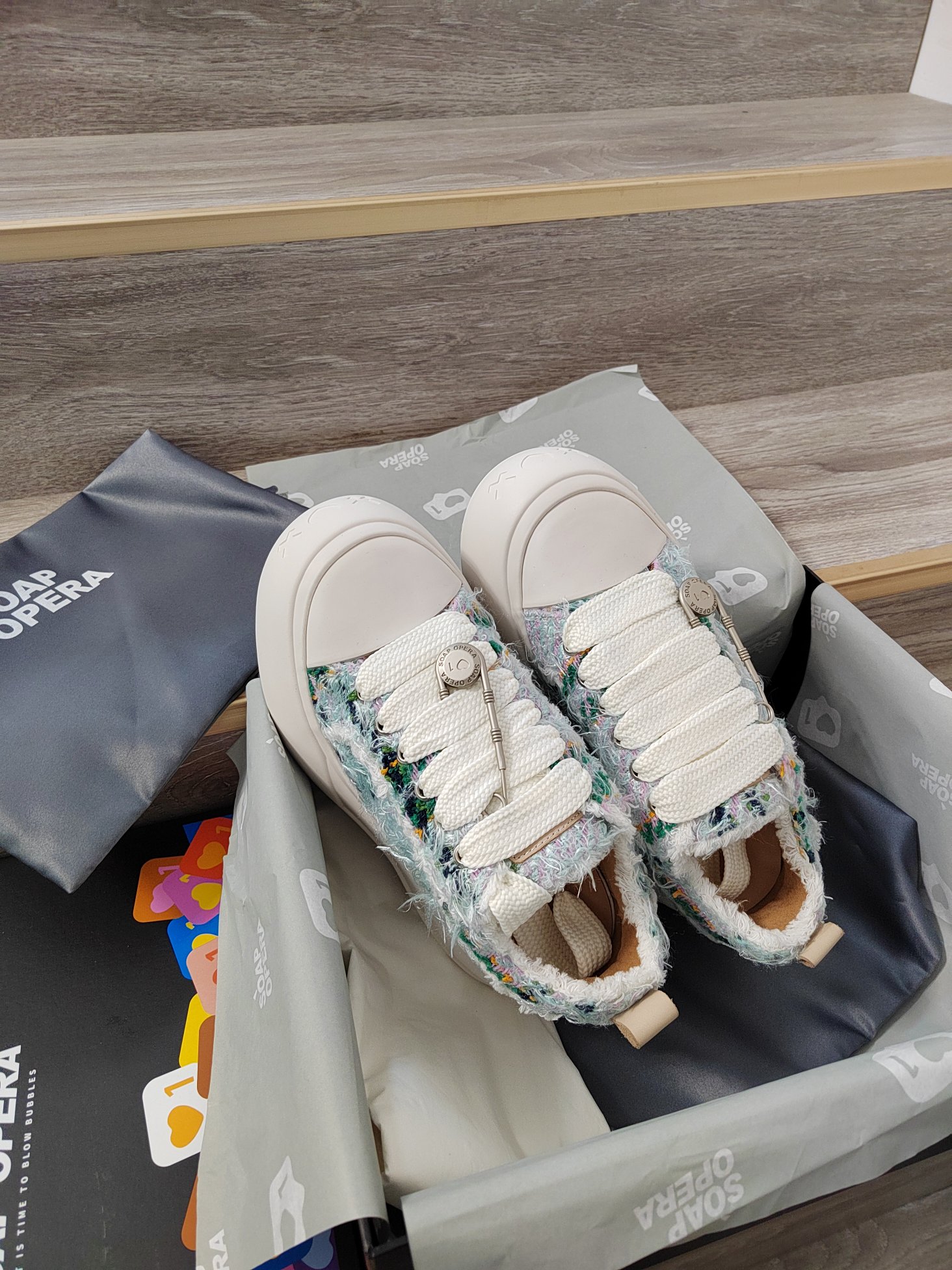 Trendy Bubble Shoes from SoAP OPERA Worn by Entertainment Celebrities - 图片 8