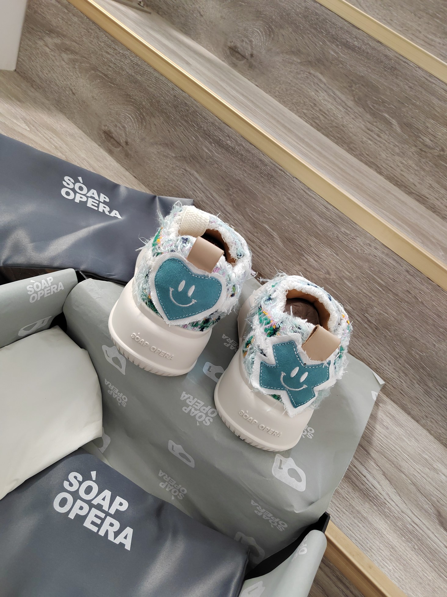 Trendy Bubble Shoes from SoAP OPERA Worn by Entertainment Celebrities - 图片 9