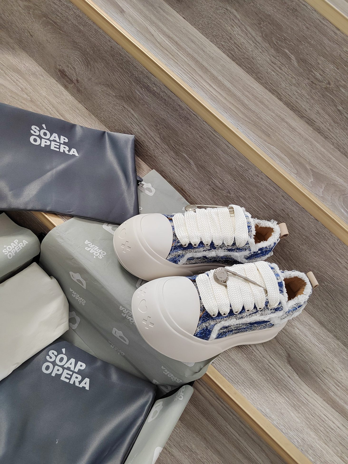 SOAP OPERA Bubble Shoes: Popular Choice Among Entertainment Celebrities - 图片 2