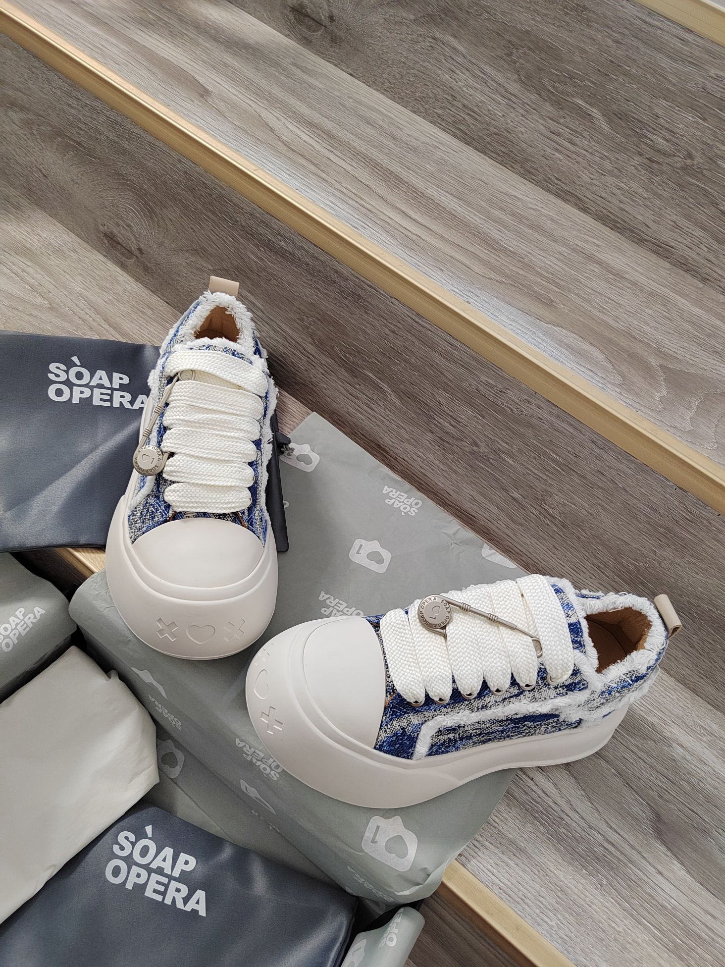 SOAP OPERA Bubble Shoes: Popular Choice Among Entertainment Celebrities - 图片 3