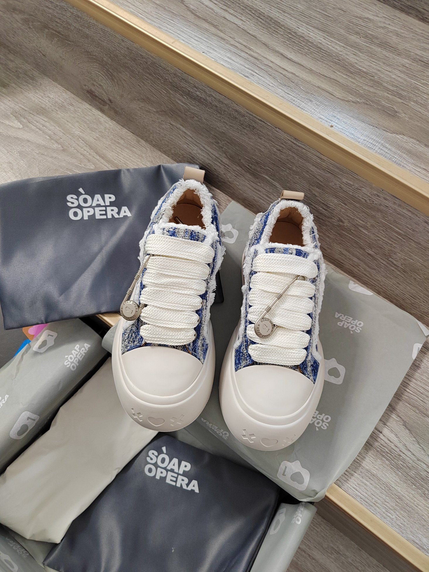 SOAP OPERA Bubble Shoes: Popular Choice Among Entertainment Celebrities - 图片 4
