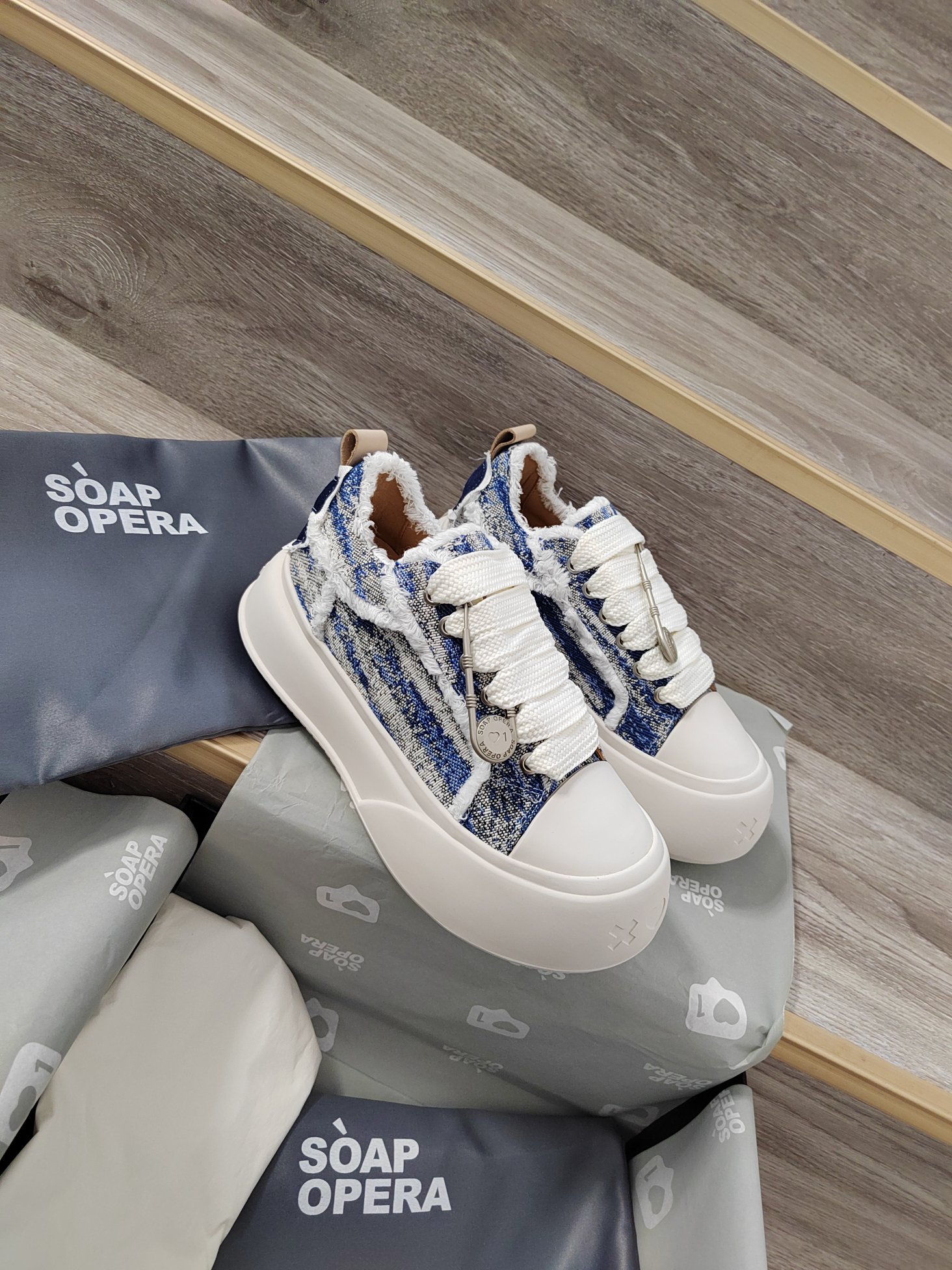 SOAP OPERA Bubble Shoes: Popular Choice Among Entertainment Celebrities - 图片 5