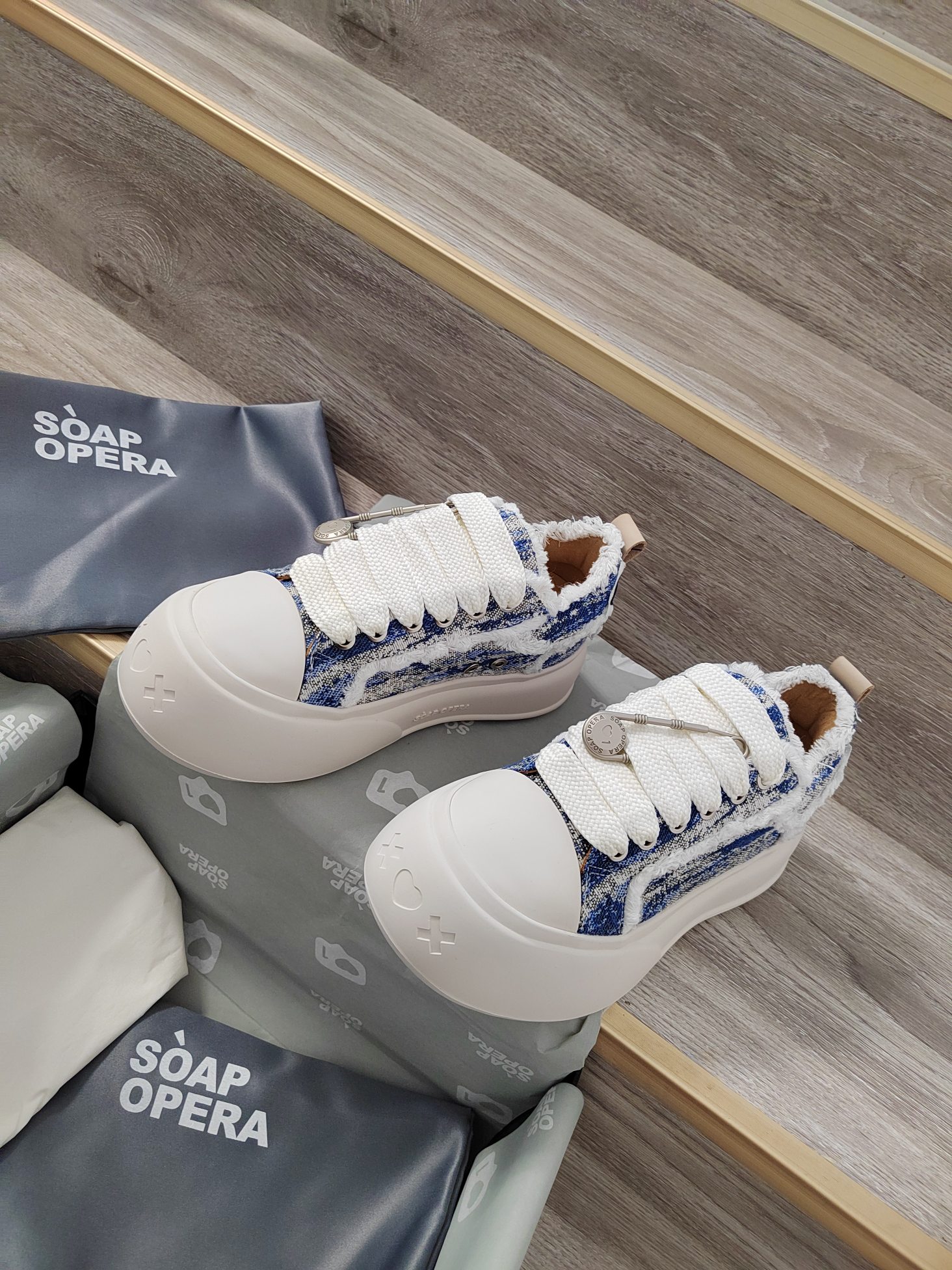 SOAP OPERA Bubble Shoes: Popular Choice Among Entertainment Celebrities - 图片 6