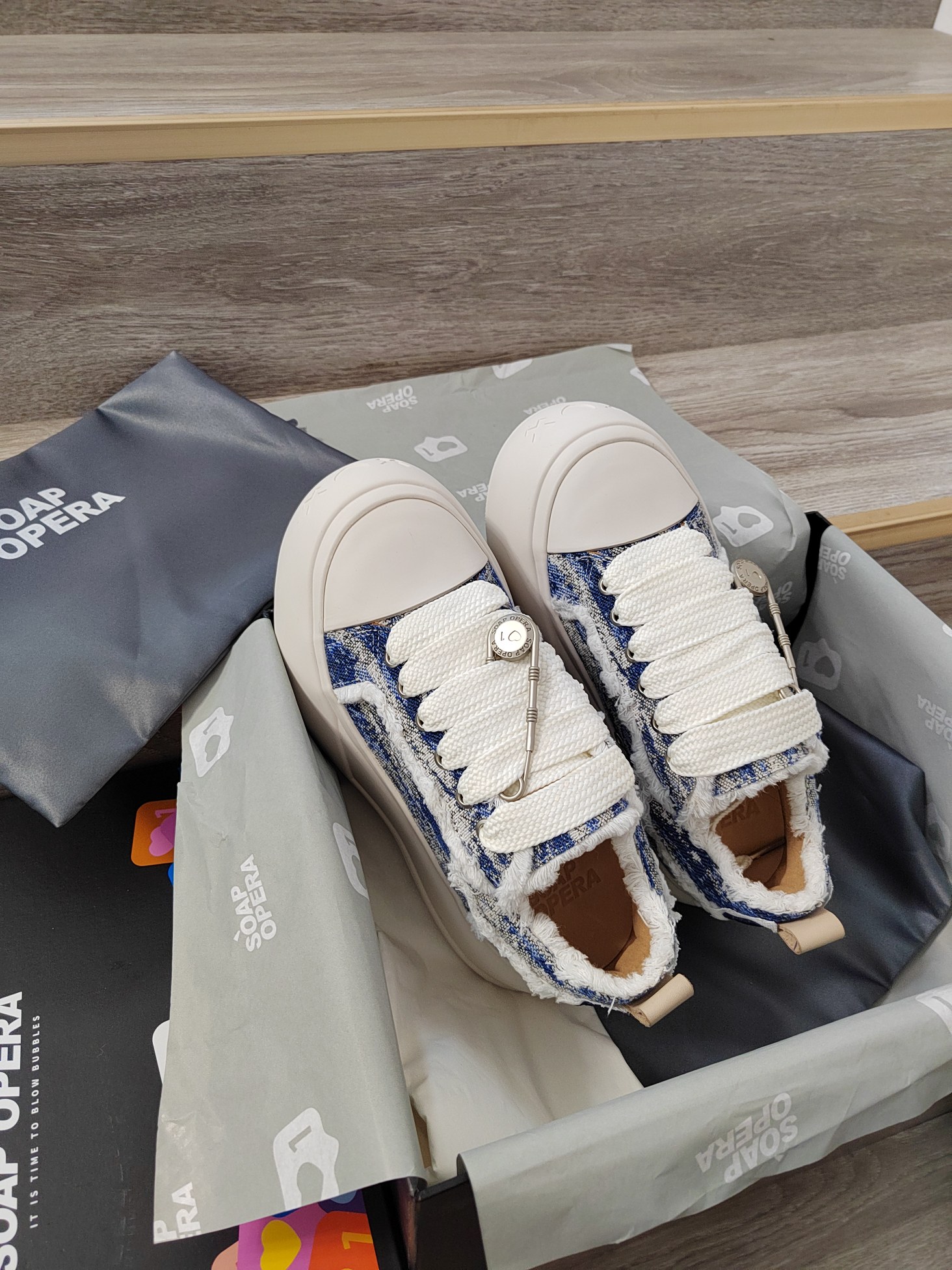 SOAP OPERA Bubble Shoes: Popular Choice Among Entertainment Celebrities - 图片 8