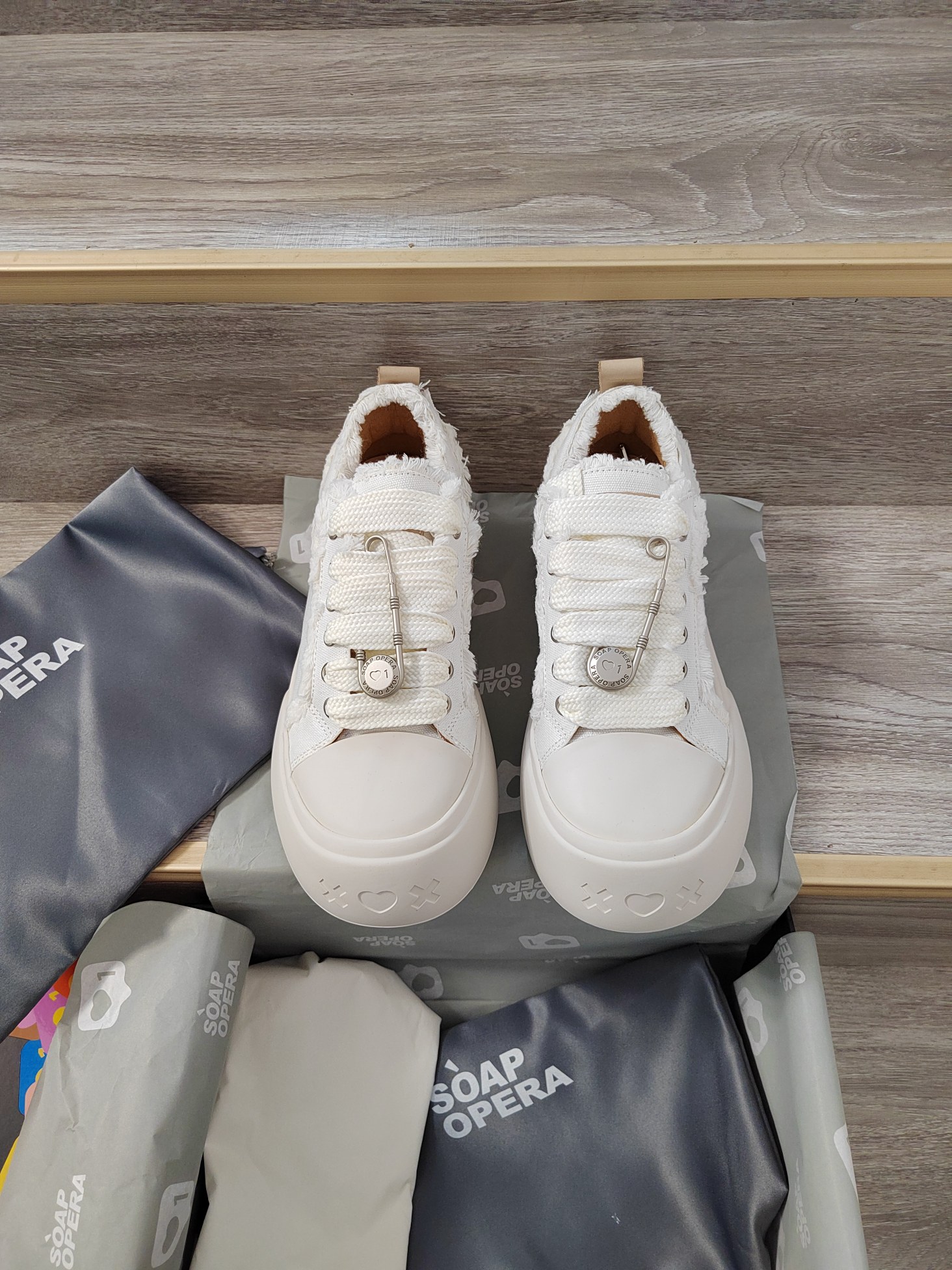 SOAP OPERA Bubble Shoes: Celebrity Favorite Footwear for Summer Fashion