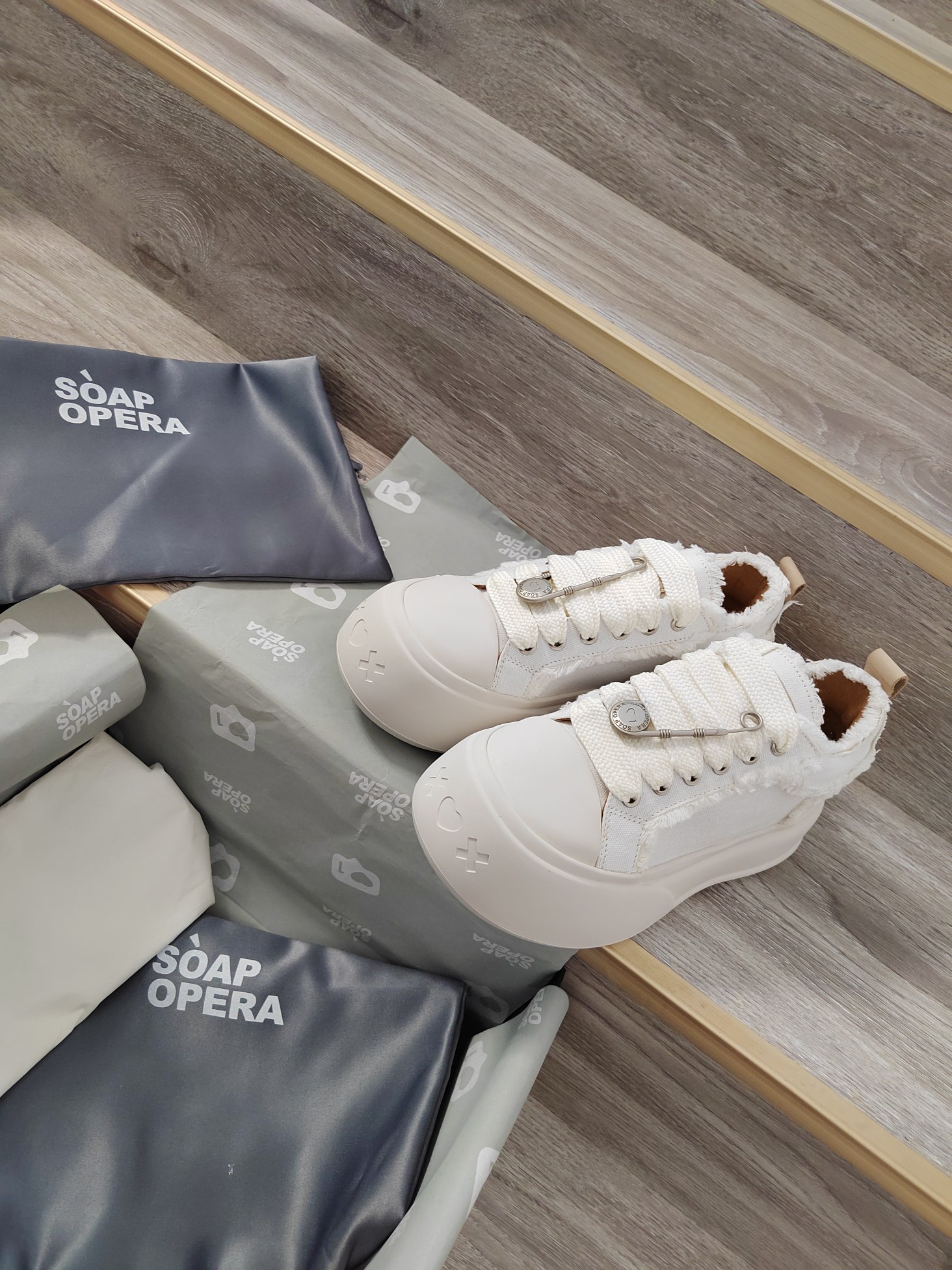 SOAP OPERA Bubble Shoes: Celebrity Favorite Footwear for Summer Fashion - 图片 2