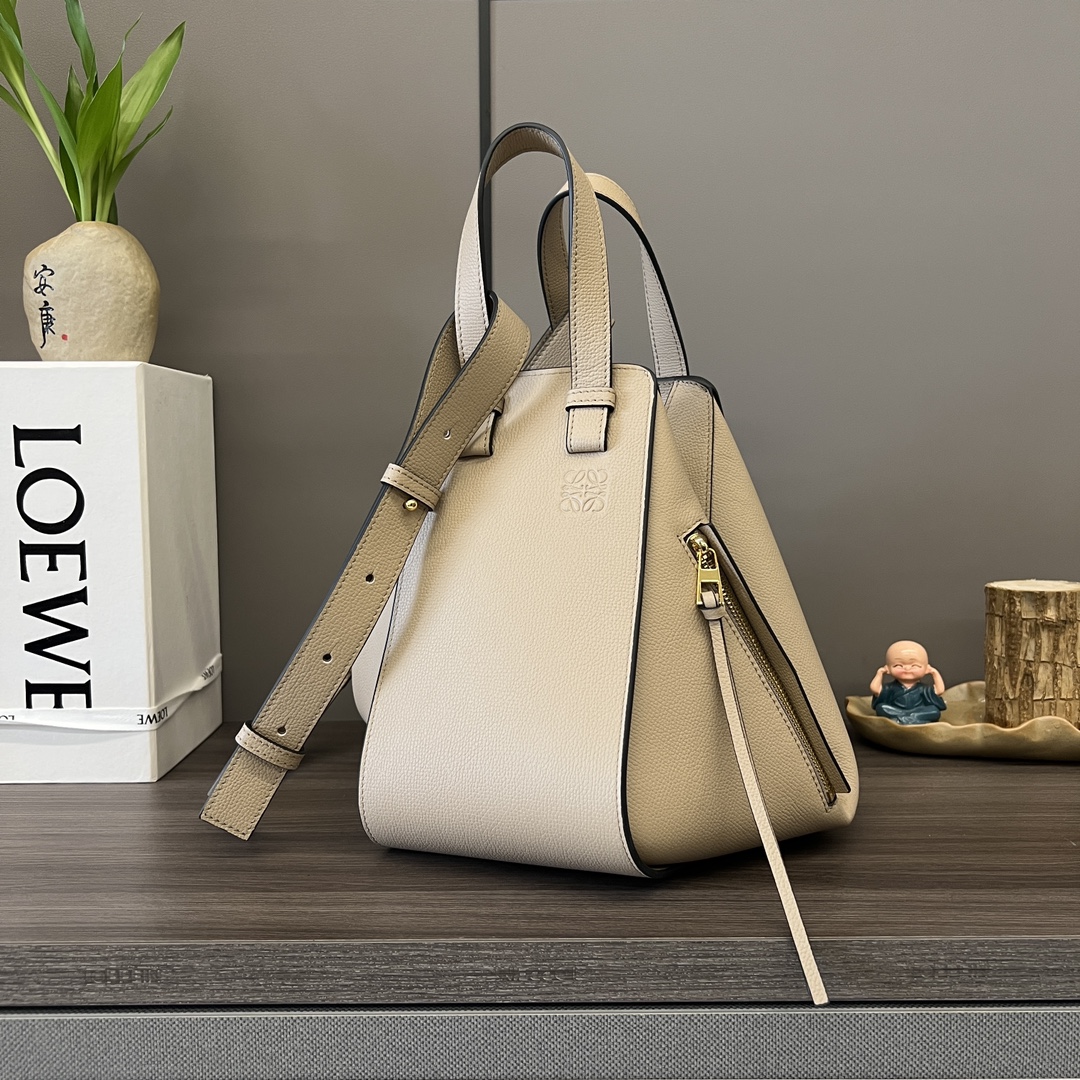 NO:193370,LOwHammock small hammock sand color stone egg pattern Made of soft lychee grain cowhide Large capacity, one shoulder, crossbody, hand-held, multi-function crossbody bag Classic shape [rose] carried by top handle Removable Adjustable shoulder strap Internal hook closure Two internal insert bags One external zipper pocket With Anagram herringbone cotton sail lining [fireworks] [fireworks] [fireworks] Model 062151 size29*14*26cm, hammock Hammock small, satchels, crossbody bags, cowhide19860909LOwHammock 小号吊床沙色石卵纹 采用柔软荔枝粒面牛皮制成 大容量、单肩、斜挎、手拎、多功能斜挎包 经典造型[玫瑰]通过顶部提手携带 可拆卸 可调节肩带 内部钩扣封口 两个内部插袋 一个外部拉链口袋 带有Anagram人字纹棉帆里衬[烟花][烟花][烟花]型号062151 size29*14*26cm,吊床Hammock small,satchels,crossbody bags,cowhide,Bag