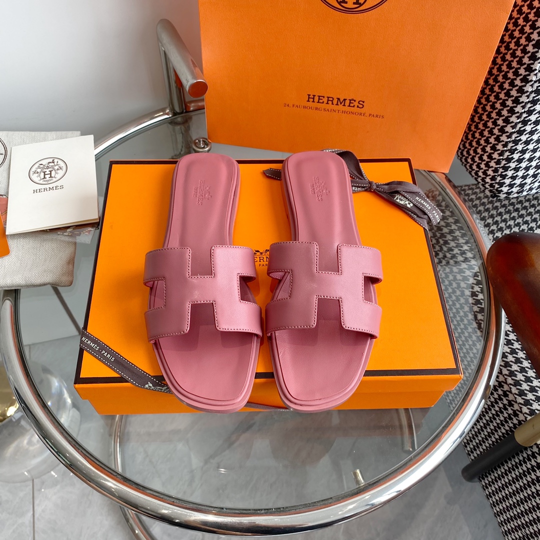 NO:164674,Hermes classic H slippers Top quality Super fashionable classic and dirty-resistant sandals are universal and versatile ~ Comfortable and real ceiling level ~ Soft foot feeling ~ No matter how long you walk ~ I won’t feel tired ~ Lazy people must have one foot pedal H slippers... Upper imported Epsom cowhide/Yangjing/Denim/High-temperature diamonds Inner mixed sheepskin Outsole imported from Italy imported perm dyed double-layer leather sole Full set of ZP packaging, clean face delivery ribbon patchwork, other models If you need to deliver ribbons, please note: 35-39 (40 and 41 custom-made, no return or exchange), slippers, hermes, hermes, slippers, cowhide, sheepskin, sheep, Leather soles19860909批 Hermes爱马仕经典H拖鞋 顶级品质 超级洋气经典又耐脏的一款凉拖万能百搭～舒适感真的天花板级别～软乎乎的脚感～走再久都不觉得累脚~夏天懒人必备一脚蹬H拖鞋…… 鞋面进口Epsom牛皮/羊京/牛仔布/高温烫钻 内里混种羊皮 大底意大利进口透染双层真皮大底 全套ZP包装,净面款配送丝带拼布即其它款如需配送丝带请备注 : 35-39（40、41定做不退换）,拖鞋,hermes,hermes,slippers,cowhide,sheepskin,sheep,Leather soles,Women's Shoes