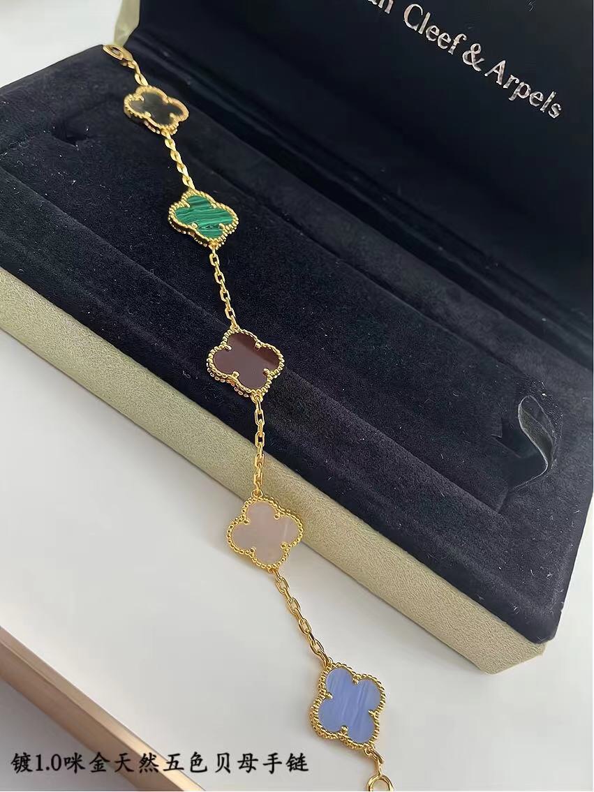 ❤️145包邮/原单代购级别
新款vca粗链条天然五色贝母黄金色
v金材质制作，工艺细腻，细节完美，持久保色！
对版CNC扣 比K金工艺还高级。

总长: 19cm 戴第4朵花15～17.5cm 不限制手围