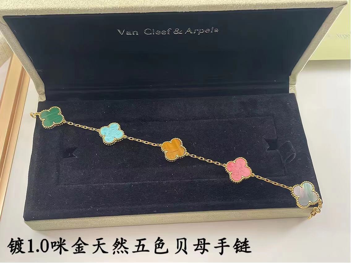 ❤️145包邮/原单代购级别
新款vca粗链条天然五色贝母黄金色
v金材质制作，工艺细腻，细节完美，持久保色！
对版CNC扣 比K金工艺还高级。

总长: 19cm 戴第4朵花15～17.5cm 不限制手围