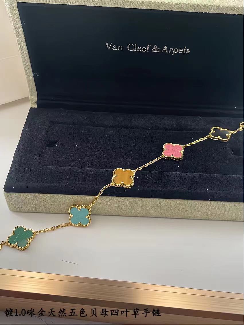 ❤️145包邮/原单代购级别
新款vca粗链条天然五色贝母黄金色
v金材质制作，工艺细腻，细节完美，持久保色！
对版CNC扣 比K金工艺还高级。

总长: 19cm 戴第4朵花15～17.5cm 不限制手围