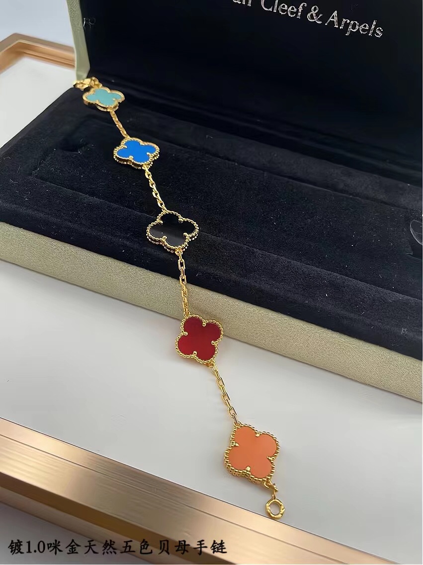 ❤️145包邮/原单代购级别
新款vca粗链条天然五色贝母黄金色
v金材质制作，工艺细腻，细节完美，持久保色！
对版CNC扣 比K金工艺还高级。

总长: 19cm 戴第4朵花15～17.5cm 不限制手围