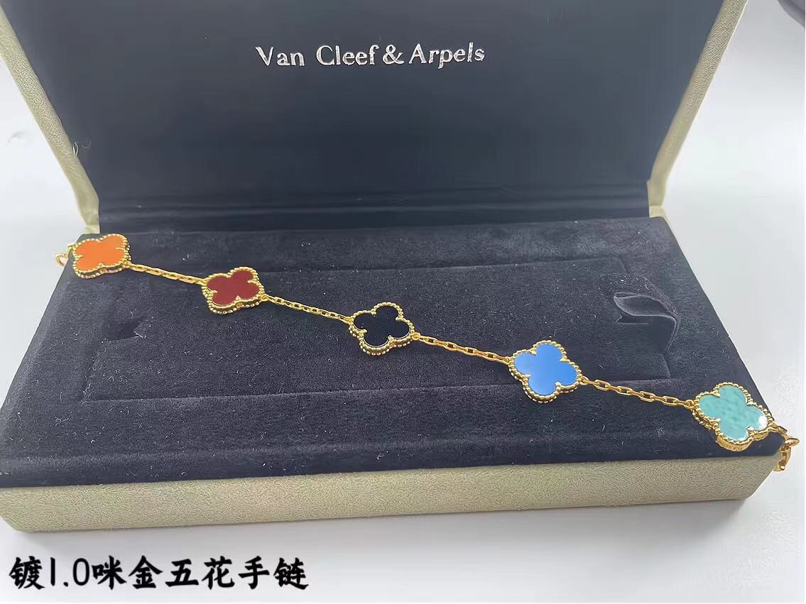 ❤️145包邮/原单代购级别
新款vca粗链条天然五色贝母黄金色
v金材质制作，工艺细腻，细节完美，持久保色！
对版CNC扣 比K金工艺还高级。

总长: 19cm 戴第4朵花15～17.5cm 不限制手围