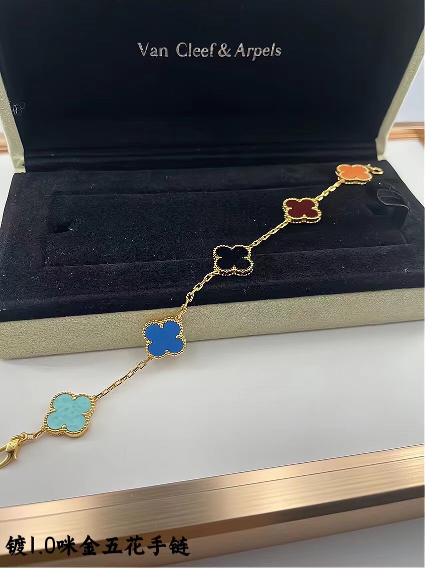 ❤️145包邮/原单代购级别
新款vca粗链条天然五色贝母黄金色
v金材质制作，工艺细腻，细节完美，持久保色！
对版CNC扣 比K金工艺还高级。

总长: 19cm 戴第4朵花15～17.5cm 不限制手围