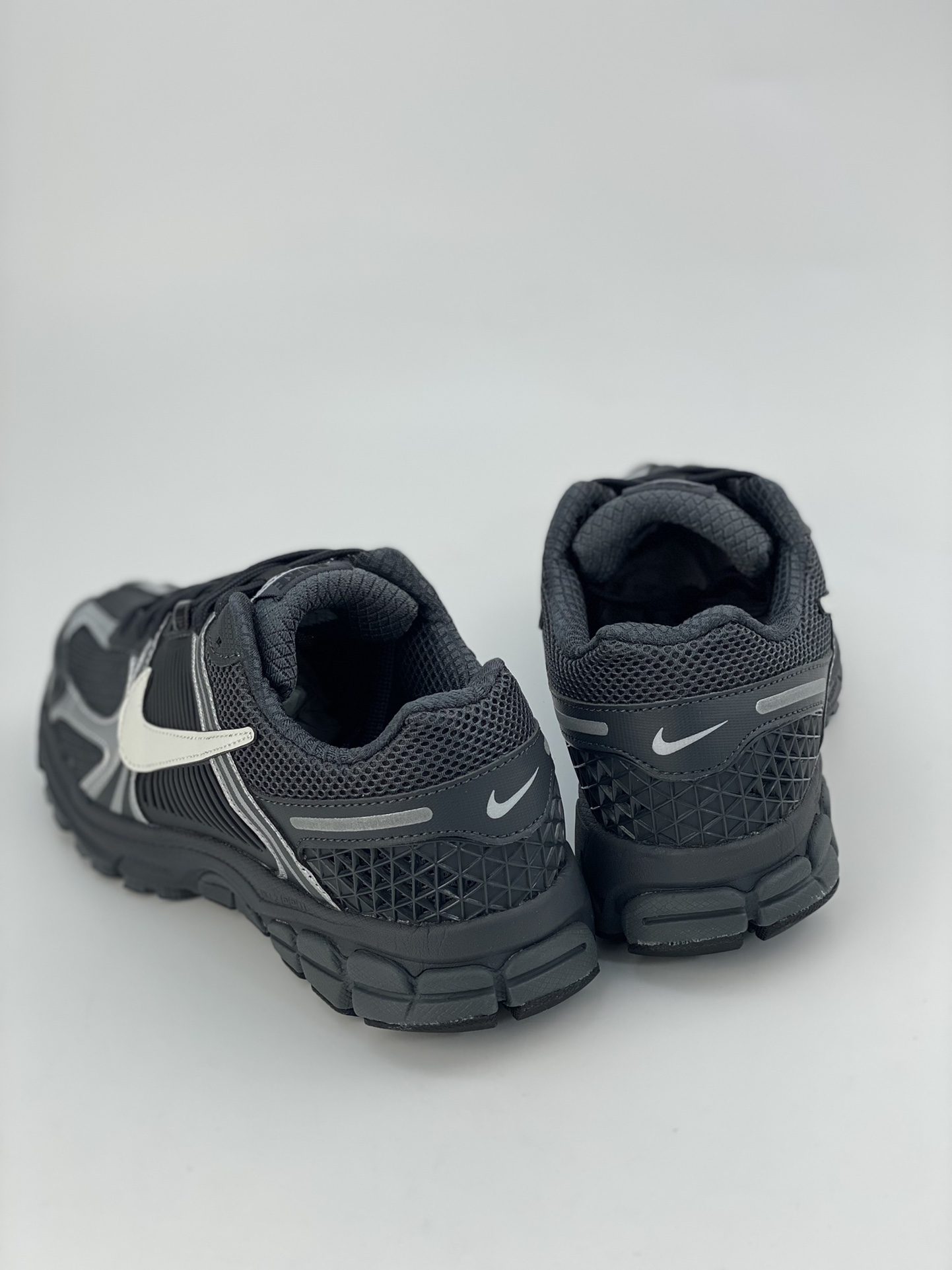 180 NIKE ZOOM Vomero 5 SP 复古风潮 BV1358-002