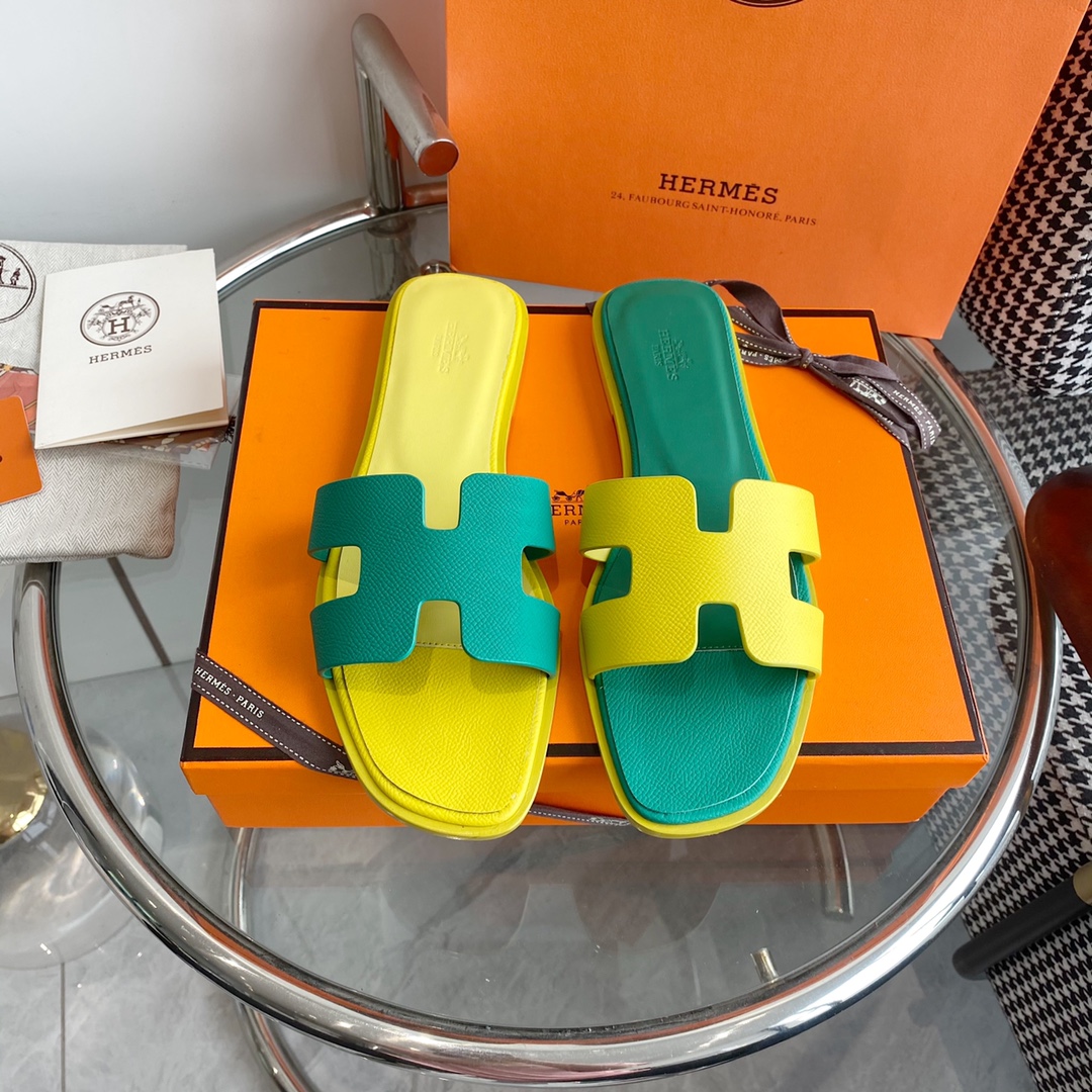 NO:164680,Hermes classic H slippers Top quality Super fashionable classic and dirty-resistant sandals are universal and versatile ~ Comfortable and real ceiling level ~ Soft foot feeling ~ No matter how long you walk ~ I won’t feel tired ~ Lazy people must have one foot pedal H slippers... Upper imported Epsom cowhide/Yangjing/Denim/High-temperature diamonds Inner mixed sheepskin Outsole imported from Italy imported perm dyed double-layer leather sole Full set of ZP packaging, clean face delivery ribbon patchwork, other models If you need to deliver ribbons, please note: 35-39 (40 and 41 custom-made, no return or exchange), slippers, hermes, hermes, slippers, cowhide, sheepskin, sheep, Leather soles19860909批 Hermes爱马仕经典H拖鞋 顶级品质 超级洋气经典又耐脏的一款凉拖万能百搭～舒适感真的天花板级别～软乎乎的脚感～走再久都不觉得累脚~夏天懒人必备一脚蹬H拖鞋…… 鞋面进口Epsom牛皮/羊京/牛仔布/高温烫钻 内里混种羊皮 大底意大利进口透染双层真皮大底 全套ZP包装,净面款配送丝带拼布即其它款如需配送丝带请备注 : 35-39（40、41定做不退换）,拖鞋,hermes,hermes,slippers,cowhide,sheepskin,sheep,Leather soles,Women's Shoes