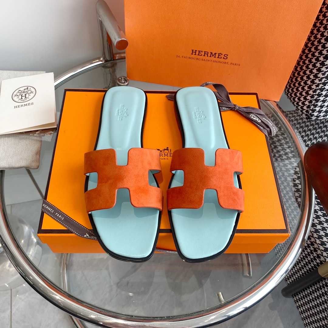 NO:164686,Hermes classic H slippers Top quality Super fashionable classic and dirty-resistant sandals are universal and versatile ~ Comfortable and real ceiling level ~ Soft foot feeling ~ No matter how long you walk ~ I won’t feel tired ~ Lazy people must have one foot pedal H slippers... Upper imported Epsom cowhide/Yangjing/Denim/High-temperature diamonds Inner mixed sheepskin Outsole imported from Italy imported perm dyed double-layer leather sole Full set of ZP packaging, clean face delivery ribbon patchwork, other models If you need to deliver ribbons, please note: 35-39 (40 and 41 custom-made, no return or exchange), slippers, hermes, hermes, slippers, cowhide, sheepskin, sheep, Leather soles19860909批 Hermes爱马仕经典H拖鞋 顶级品质 超级洋气经典又耐脏的一款凉拖万能百搭～舒适感真的天花板级别～软乎乎的脚感～走再久都不觉得累脚~夏天懒人必备一脚蹬H拖鞋…… 鞋面进口Epsom牛皮/羊京/牛仔布/高温烫钻 内里混种羊皮 大底意大利进口透染双层真皮大底 全套ZP包装,净面款配送丝带拼布即其它款如需配送丝带请备注 : 35-39（40、41定做不退换）,拖鞋,hermes,hermes,slippers,cowhide,sheepskin,sheep,Leather soles,Women's Shoes