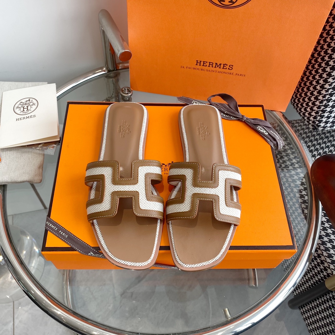 NO:164664,Hermes classic H slippers Top quality Super fashionable classic and dirty-resistant sandals are universal and versatile ~ Comfortable and real ceiling level ~ Soft foot feeling ~ No matter how long you walk ~ I won’t feel tired ~ Lazy people must have one foot pedal H slippers... Upper imported Epsom cowhide/Yangjing/Denim/High-temperature diamonds Inner mixed sheepskin Outsole imported from Italy imported perm dyed double-layer leather sole Full set of ZP packaging, clean face delivery ribbon patchwork, other models If you need to deliver ribbons, please note: 35-39 (40 and 41 custom-made, no return or exchange), slippers, hermes, hermes, slippers, cowhide, sheepskin, sheep, Leather soles19860909批 Hermes爱马仕经典H拖鞋 顶级品质 超级洋气经典又耐脏的一款凉拖万能百搭～舒适感真的天花板级别～软乎乎的脚感～走再久都不觉得累脚~夏天懒人必备一脚蹬H拖鞋…… 鞋面进口Epsom牛皮/羊京/牛仔布/高温烫钻 内里混种羊皮 大底意大利进口透染双层真皮大底 全套ZP包装,净面款配送丝带拼布即其它款如需配送丝带请备注 : 35-39（40、41定做不退换）,拖鞋,hermes,hermes,slippers,cowhide,sheepskin,sheep,Leather soles,Women's Shoes