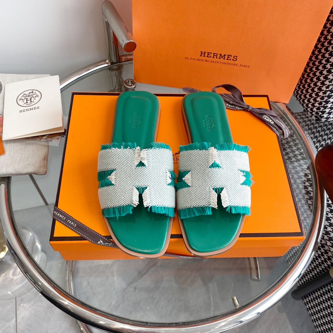 NO:164670,Hermes classic H slippers Top quality Super fashionable classic and dirty-resistant sandals are universal and versatile ~ Comfortable and real ceiling level ~ Soft foot feeling ~ No matter how long you walk ~ I won’t feel tired ~ Lazy people must have one foot pedal H slippers... Upper imported Epsom cowhide/Yangjing/Denim/High-temperature diamonds Inner mixed sheepskin Outsole imported from Italy imported perm dyed double-layer leather sole Full set of ZP packaging, clean face delivery ribbon patchwork, other models If you need to deliver ribbons, please note: 35-39 (40 and 41 custom-made, no return or exchange), slippers, hermes, hermes, slippers, cowhide, sheepskin, sheep, Leather soles19860909批 Hermes爱马仕经典H拖鞋 顶级品质 超级洋气经典又耐脏的一款凉拖万能百搭～舒适感真的天花板级别～软乎乎的脚感～走再久都不觉得累脚~夏天懒人必备一脚蹬H拖鞋…… 鞋面进口Epsom牛皮/羊京/牛仔布/高温烫钻 内里混种羊皮 大底意大利进口透染双层真皮大底 全套ZP包装,净面款配送丝带拼布即其它款如需配送丝带请备注 : 35-39（40、41定做不退换）,拖鞋,hermes,hermes,slippers,cowhide,sheepskin,sheep,Leather soles,Women's Shoes