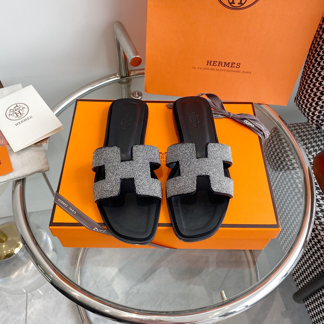 NO:164676,Hermes classic H slippers Top quality Super fashionable classic and dirty-resistant sandals are universal and versatile ~ Comfortable and real ceiling level ~ Soft foot feeling ~ No matter how long you walk ~ I won’t feel tired ~ Lazy people must have one foot pedal H slippers... Upper imported Epsom cowhide/Yangjing/Denim/High-temperature diamonds Inner mixed sheepskin Outsole imported from Italy imported perm dyed double-layer leather sole Full set of ZP packaging, clean face delivery ribbon patchwork, other models If you need to deliver ribbons, please note: 35-39 (40 and 41 custom-made, no return or exchange), slippers, hermes, hermes, slippers, cowhide, sheepskin, sheep, Leather soles19860909批 Hermes爱马仕经典H拖鞋 顶级品质 超级洋气经典又耐脏的一款凉拖万能百搭～舒适感真的天花板级别～软乎乎的脚感～走再久都不觉得累脚~夏天懒人必备一脚蹬H拖鞋…… 鞋面进口Epsom牛皮/羊京/牛仔布/高温烫钻 内里混种羊皮 大底意大利进口透染双层真皮大底 全套ZP包装,净面款配送丝带拼布即其它款如需配送丝带请备注 : 35-39（40、41定做不退换）,拖鞋,hermes,hermes,slippers,cowhide,sheepskin,sheep,Leather soles,Women's Shoes