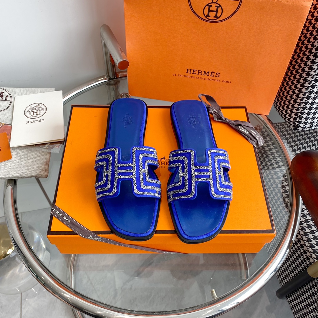 NO:164682,Hermes classic H slippers Top quality Super fashionable classic and dirty-resistant sandals are universal and versatile ~ Comfortable and real ceiling level ~ Soft foot feeling ~ No matter how long you walk ~ I won’t feel tired ~ Lazy people must have one foot pedal H slippers... Upper imported Epsom cowhide/Yangjing/Denim/High-temperature diamonds Inner mixed sheepskin Outsole imported from Italy imported perm dyed double-layer leather sole Full set of ZP packaging, clean face delivery ribbon patchwork, other models If you need to deliver ribbons, please note: 35-39 (40 and 41 custom-made, no return or exchange), slippers, hermes, hermes, slippers, cowhide, sheepskin, sheep, Leather soles19860909批 Hermes爱马仕经典H拖鞋 顶级品质 超级洋气经典又耐脏的一款凉拖万能百搭～舒适感真的天花板级别～软乎乎的脚感～走再久都不觉得累脚~夏天懒人必备一脚蹬H拖鞋…… 鞋面进口Epsom牛皮/羊京/牛仔布/高温烫钻 内里混种羊皮 大底意大利进口透染双层真皮大底 全套ZP包装,净面款配送丝带拼布即其它款如需配送丝带请备注 : 35-39（40、41定做不退换）,拖鞋,hermes,hermes,slippers,cowhide,sheepskin,sheep,Leather soles,Women's Shoes