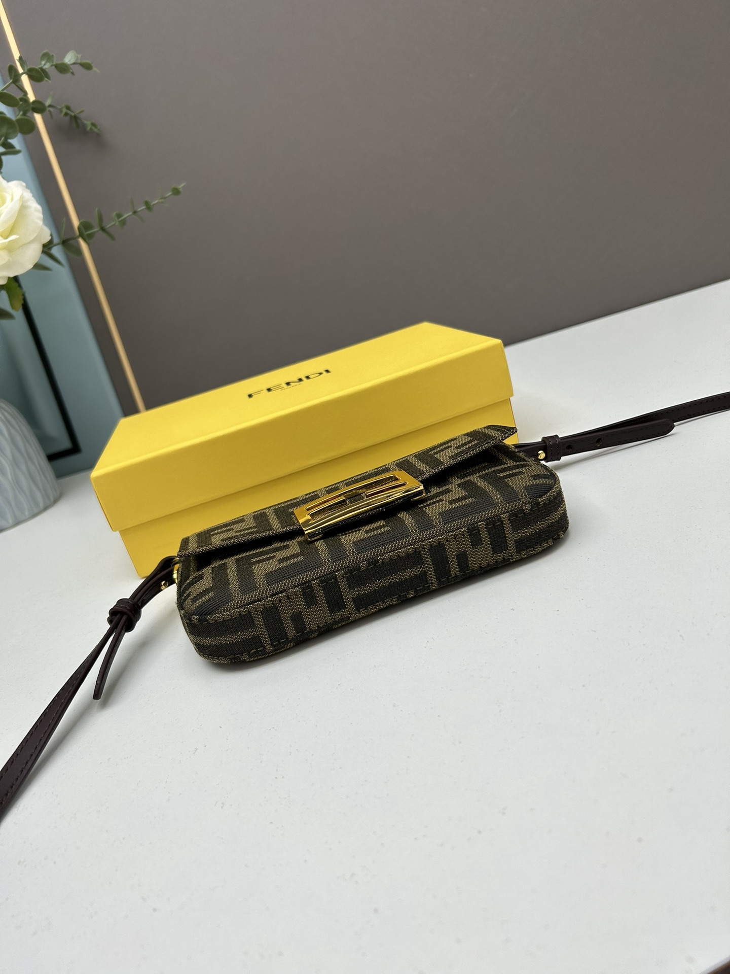 410  Fendi 最新老花迷你法棍手机包 6661-2