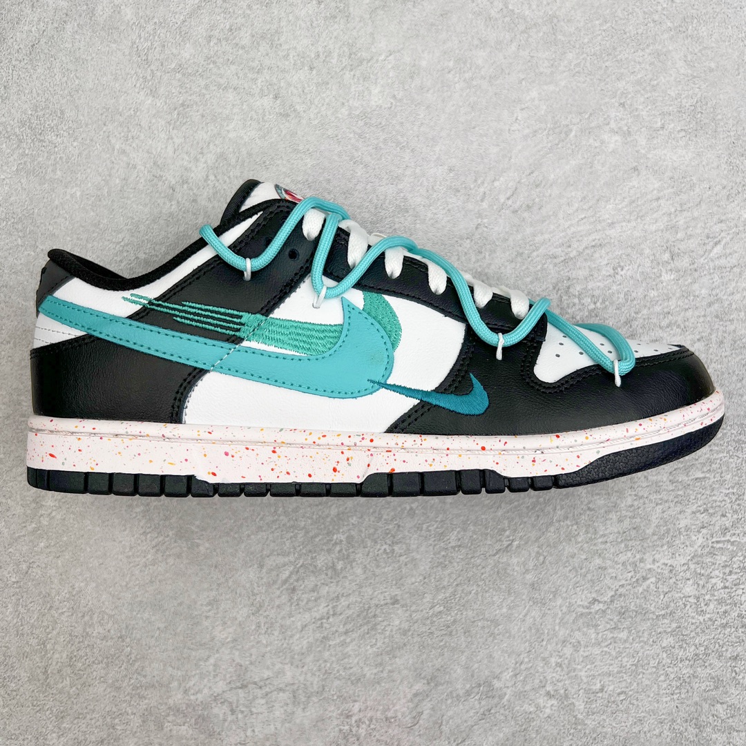 零售💰200 ＃CS纯原福利‼NK SB Dunk Low 绑带解构风活力三钩复古休闲板鞋 FD4623-135 口碑大厂出品 品控大底版型不断改良更新品质稳定 全套原纸板楦头开发 确保原汁原味 完美呈现DUNK版型 原厂玻璃冲刀 超高清洁度 全鞋零毛边皮料切割 采用绒面革材质 鞋身左右侧均配有皮革质双 Swoosh 兰色搭配上白色 85年纪念标放在鞋舌的位置 简洁干净的配色设计 绝对是日常出街上脚的不二选择 SIZE：36 36.5 37.5 38 38.5 39 40 40.5 41 42 42.5 43 44 44.5 45 46 编码：by2936000-运动鞋