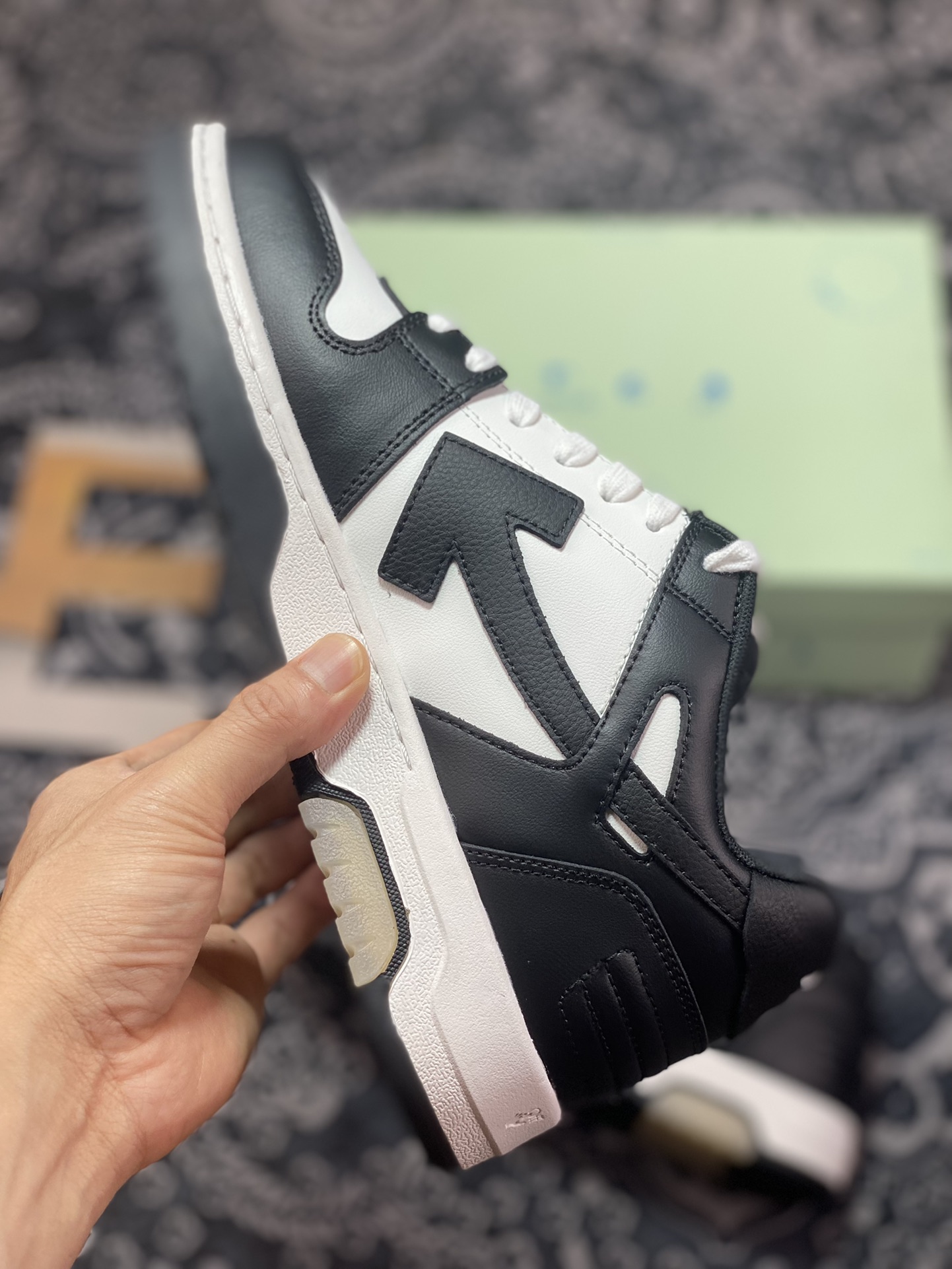 Off-White c/o Virgil Abloh Out Of Office Low-top Leather Sneakers ”OOO” series low-top sneakers ”Leather Black and White Panda Arrow” OMIA189F20LEA00101250126