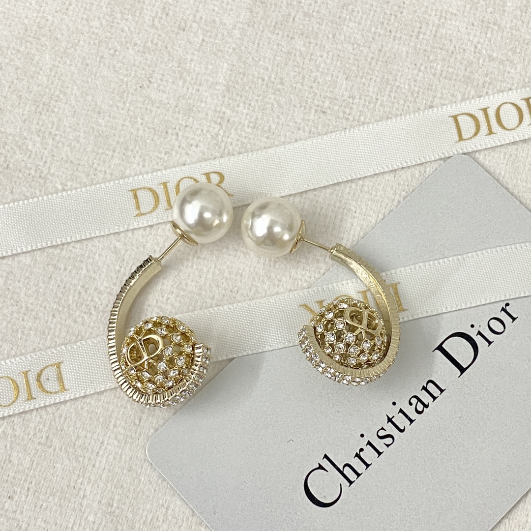 Dior Pearl Flower Earrings: Classic Design with Sparkling Rhinestones 3 i1686975995 7416 1