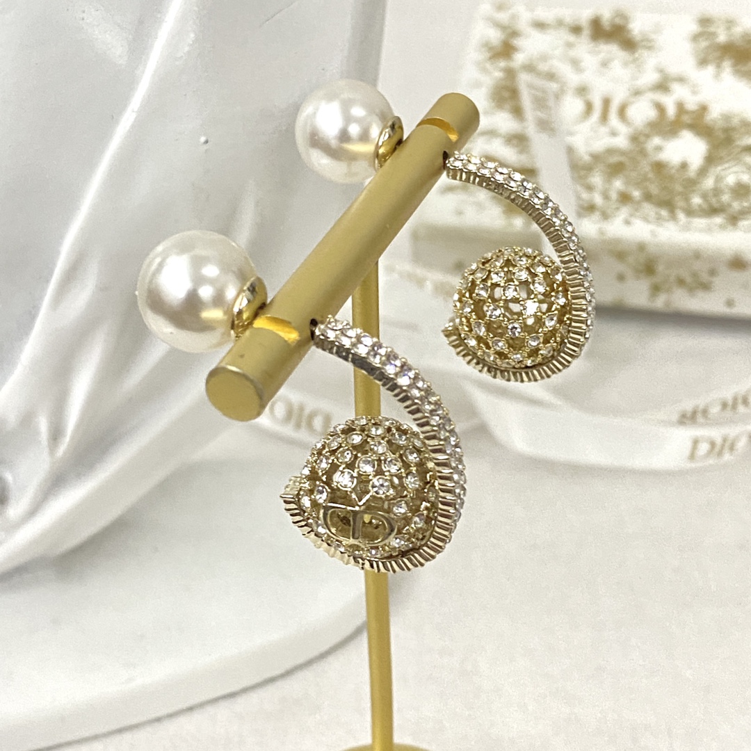 Dior Pearl Flower Earrings: Classic Design with Sparkling Rhinestones 8 i1686975995 8328 6