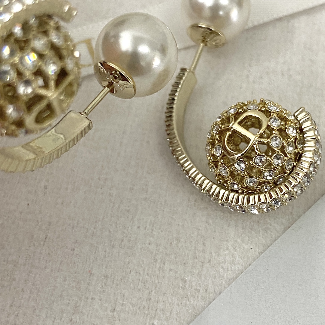 Dior Pearl Flower Earrings: Classic Design with Sparkling Rhinestones 7 i1686975995 9407 5
