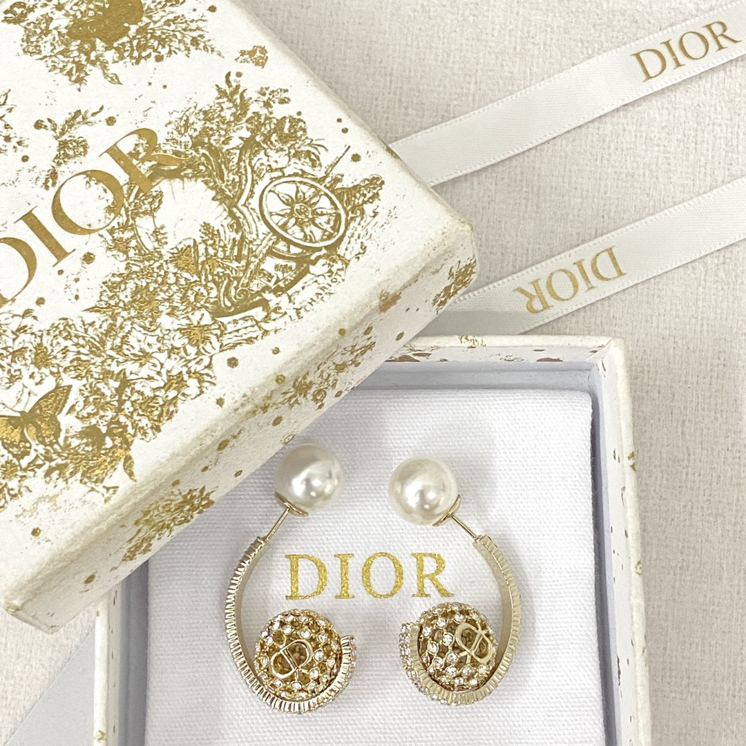 Dior Pearl Flower Earrings: Classic Design with Sparkling Rhinestones 5 i1686975995 9547 3