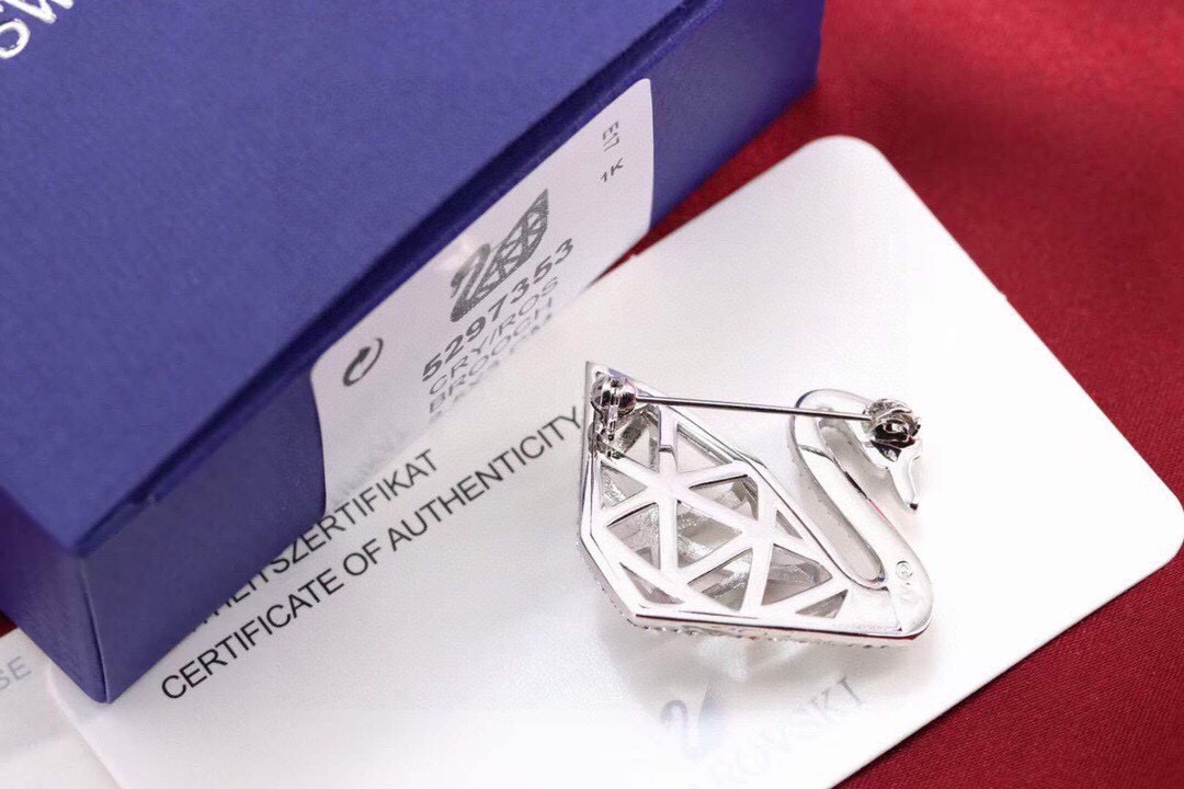 swarovski 镂空天鹅胸针这款胸针以施华洛世奇的天鹅标志为特色，可为装扮增添时尚优雅的魅力。以仿水