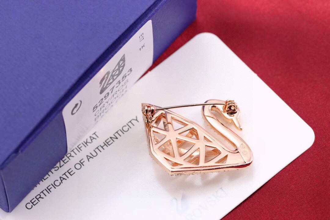 swarovski 镂空天鹅胸针这款胸针以施华洛世奇的天鹅标志为特色，可为装扮增添时尚优雅的魅力。以仿水