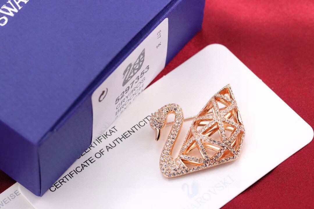 swarovski 镂空天鹅胸针这款胸针以施华洛世奇的天鹅标志为特色，可为装扮增添时尚优雅的魅力。以仿水