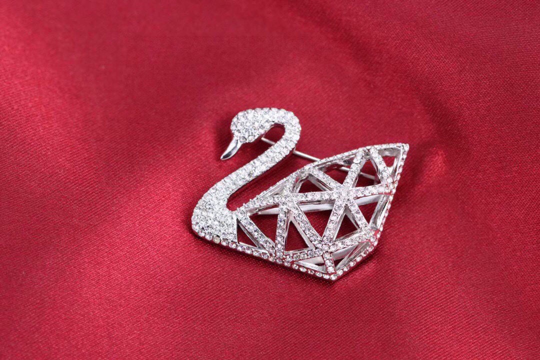 swarovski 镂空天鹅胸针这款胸针以施华洛世奇的天鹅标志为特色，可为装扮增添时尚优雅的魅力。以仿水
