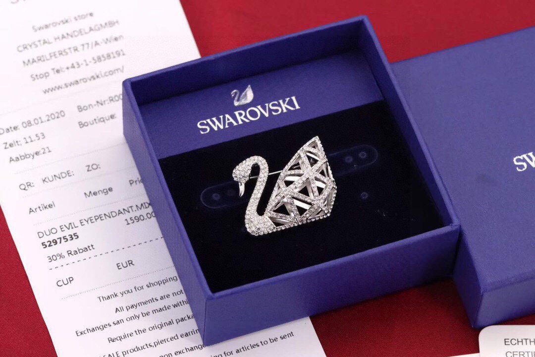 swarovski镂空天鹅胸针这款胸针以施华洛世奇的天鹅标志为特色可为装扮增添时尚优雅的魅力以仿水晶切割