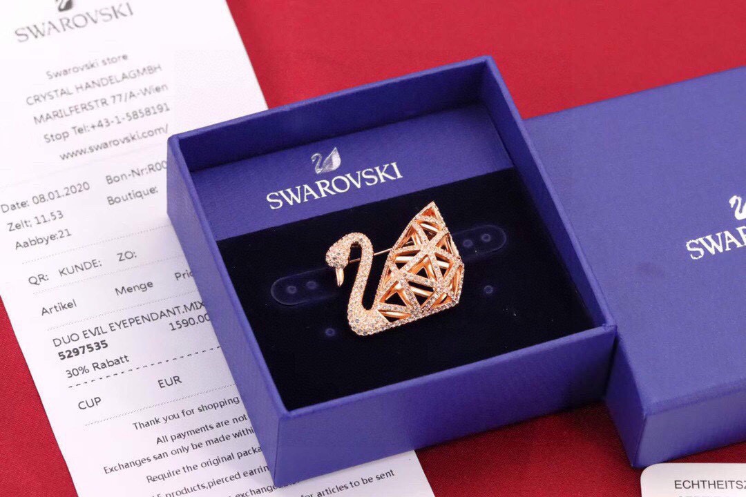 swarovski 镂空天鹅胸针这款胸针以施华洛世奇的天鹅标志为特色，可为装扮增添时尚优雅的魅力。以仿水