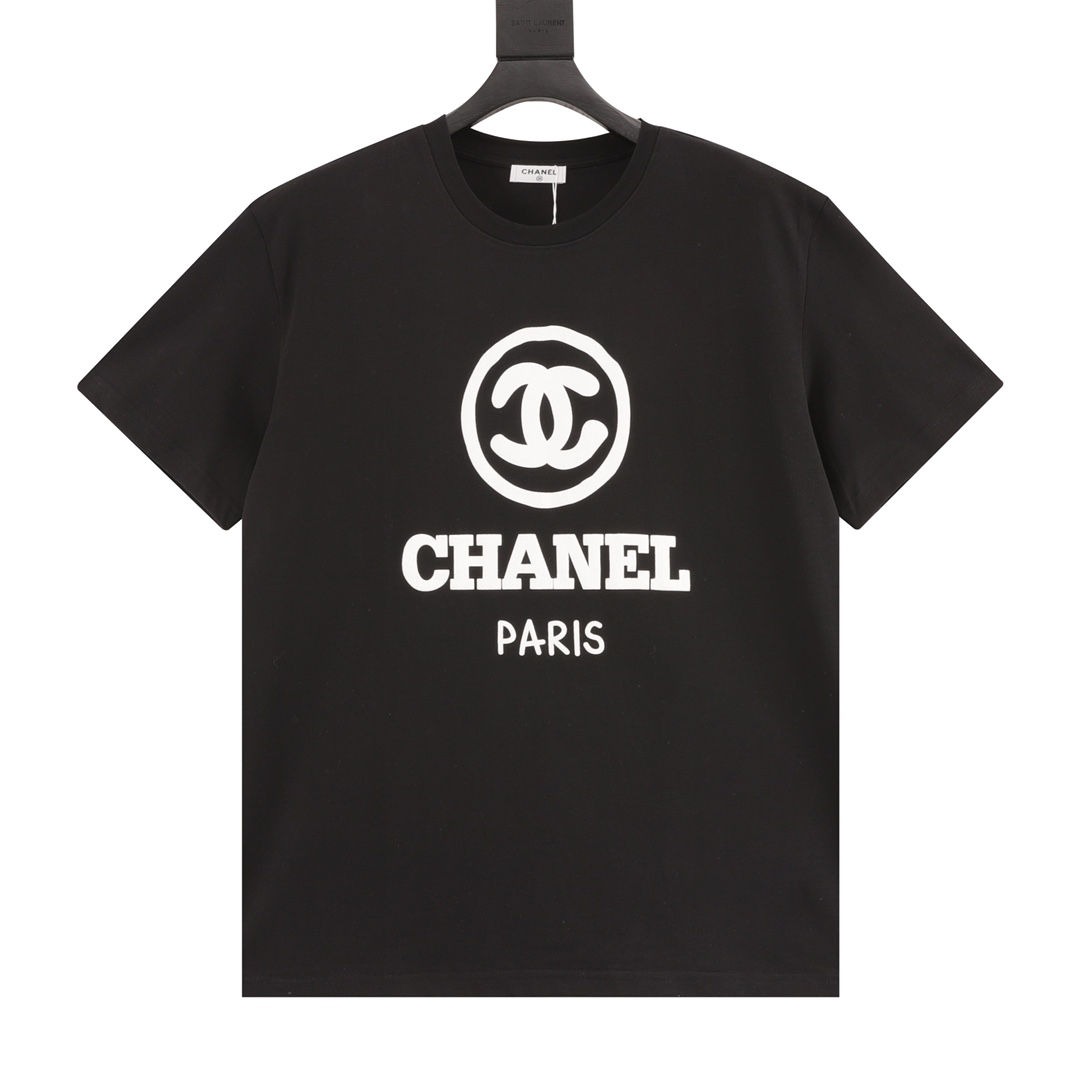 CHANEL/Chanel camiseta de cuello redondo con logo eslogan en relieve, el look elegante de verano necesita una…