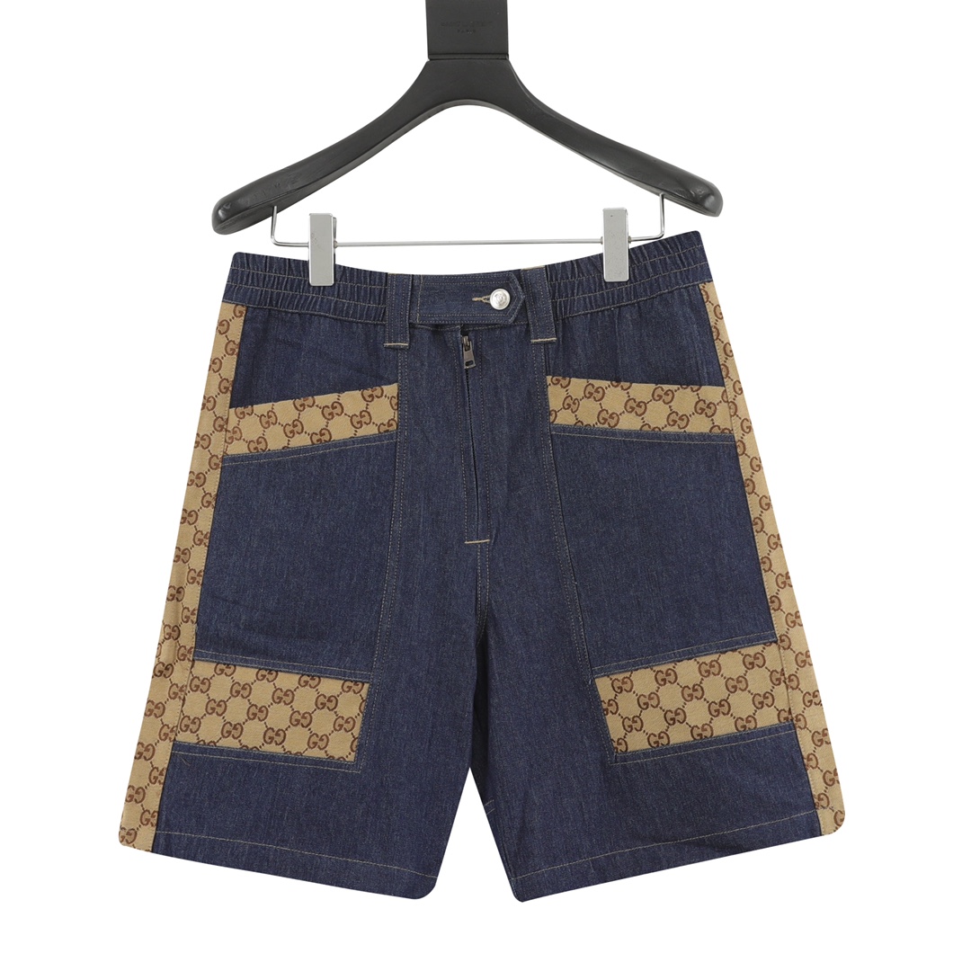 Pantalones cortos de mezclilla con paneles de GUCCI. La tela es denim ecológico de alta densidad y lavado, combinando d…