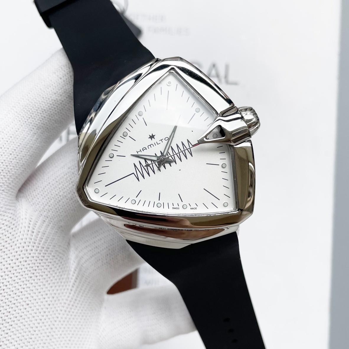 💰白520.色540🔰汉密尔顿-Hamilton   探险系列 猫王75周年纪念手表 独特三角形表壳设计 技艺精湛 独具匠心 尊贵大气 绅士风范 采用全自动机械机芯 顶级316精钢表壳 天然橡胶表带 矿物质超强镜面 尺寸43*12