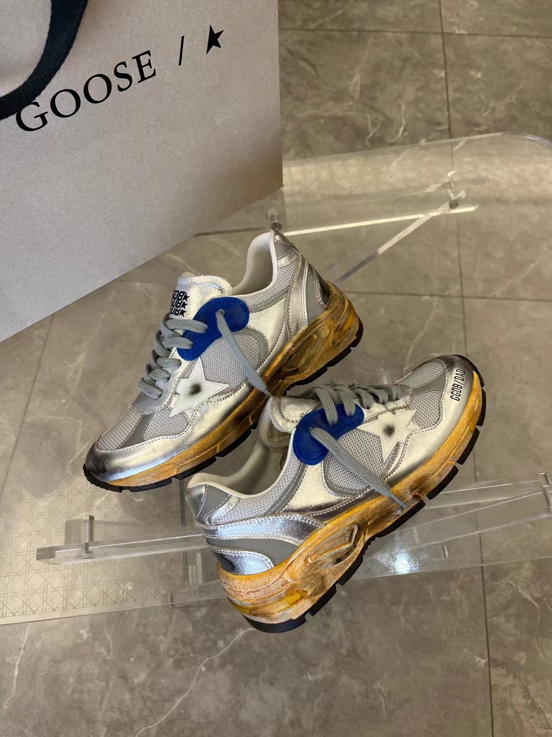 NO:171659,(Long-term goods. Order inquiry) Silver sneakers couples' top-level purchasing high-end version. Low-end don't disturb 2025 new GGDB DAD sneakers couples' sneakers casual shoes!  GGDB golden gse DAD STAR sneakers casual couple shoes. I bought the round version at the first time in the flagship store. The details are not the release version. Exclusive quality. The slag version should not be affected. The film is privately opened. The hardness and transparency are the same. It has small letters. The round version feels like a round one. It is not too big. It is a very easy-to-wear style. The golden mesh and leather are customized. It took time. The market materials are ready-made and too yellow. Upgraded with new packaging. New original box for counters. Graffiti bags, certificates, cards, tags, scan code verification, handbags 5 notes. Women's size 35 - 41 Men's 40-46 (men's size is expensive 10.46 for customization without return) Color:  Gold, silver, gray, black, brown, leopard print, brown, casual shoes/sports shoes, sneakers19860909（长期做货.订单询价） 银色运动鞋情侣款顶级代购高版本.低端勿扰 2025新款GGDB DAD运动鞋情侣款运动鞋休闲鞋！ GGDB golden gse DAD STAR 动鞋休闲情侣鞋 旗舰店第一时间上就买了圆版 , 爆拆细节对版 不是放货版 独家品质 渣渣版别来沾边 . 胶片私开的 硬度 透明度 都是一样的 有刻小字母 圆版脚感 不偏大的 , 非常好穿的一款 怀旧款 金色的网布和皮都是定制的 花了时间 ～  市场货材料都是现成的太黄了 升级新包装. 专柜新原版盒. 涂鸦布袋,证书,卡片,吊牌,扫码验证,手提袋5备注另外配 女size 35 - 41 男40-46（男码贵10.46定做不退换） 颜色: 金色,银色,灰色,黑色,咖色,豹纹,棕色,休闲鞋/运动鞋,sneakers,Women's Shoes