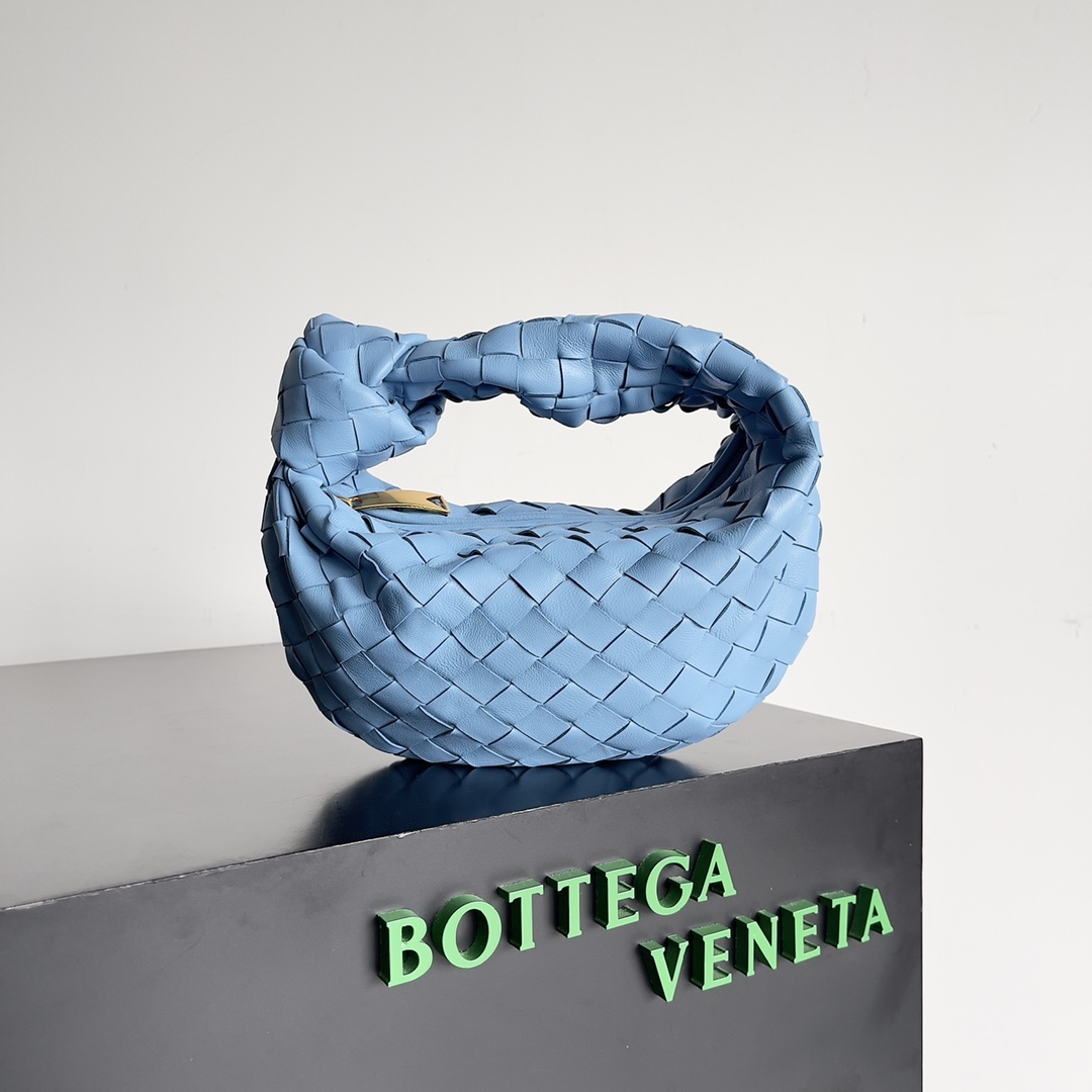 Bottega veneta͙.———\n最新款编织打结hobo \n    顶级小羊皮皮质很软，包形独特特别实用耐装，保留了传统的编织元素的同时多了几分张扬～ 采用羊皮手工编织制作 拉链开合 弧形无缝结构 搭配起来毫不费力 力荐  市场最高端欢迎来对比\n         【出厂均配全套包装】\nsize：xxcm。   型号：