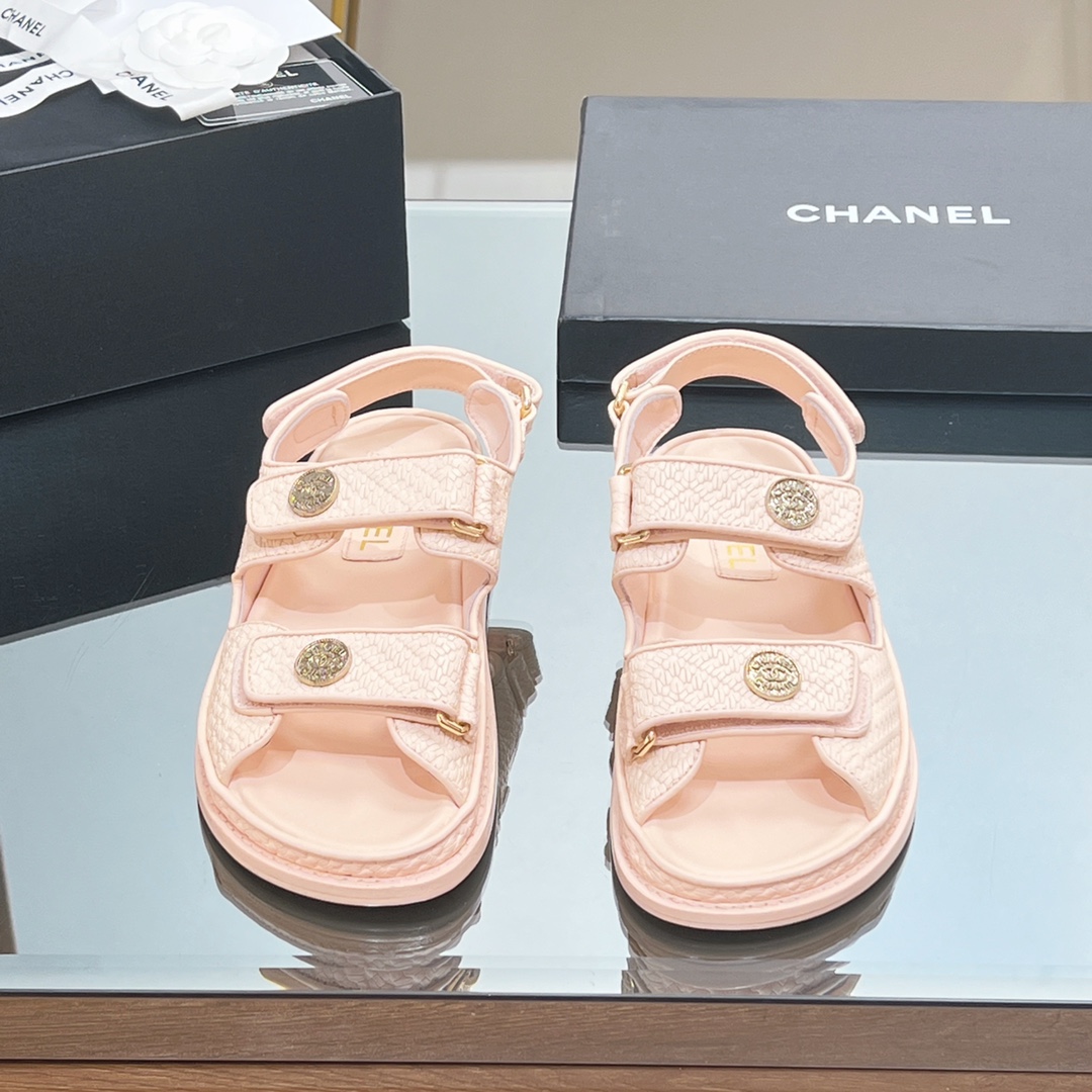 NO:386664,[High version] 25ss Xiaoxiang CHANEL CHANEL counter mainly promotes Velcro beach sandals new color series, which is very beautiful!  Many celebrities are popular with each other, a versatile series that domestic and foreign bloggers have been popular. It is a must-have sandal for spring and summer wardrobe matching. The first choice for sandals. Velcro sandals that must be purchased this year are the simplest and most expensive versatile versatile artifact!  Super attractive!  The latest materials and design elements will be launched every quarter~ Velcro is easy to put on and take off at will, and the fabric is customized with original material upper, the texture is really good, and the foot binding feel is comfortable on the feet. The exquisite and fragrant logo hardware buckle is available in the mold!  Classic is not easy to get out of style!  Imported lambskin inside, thickened Italian leather sole!  size:35-39 (40, 41, 42 custom made without return) Give the latest counter and the latest exquisite packaging, sandals, chanel, chanel, sandals, sheepskin, Leather soles19860909【高版本】 25ss 小香 CHANEL香奈儿专柜主推魔术贴沙滩凉鞋新色系列上新 美爆了！众多明星网红上脚,国内外博主刷爆的一个百搭系列,春夏衣橱搭配必备 凉鞋首选. 今年必须入手的魔术贴凉鞋,这款是最简单而且最贵的万能百搭神器！超级耐看哟！ 每一季度都会推出最新材质和设计元素～魔术贴轻松随意穿脱 面料订制原版材质鞋面,质感真的很好,上脚有舒适的裹脚感. 开模精致小香的logo五金扣！经典又不容易过时！ 内里进口小羊皮 加厚意大利真皮大底！ size:35-39（40,41,42订做不退换） 送最新专柜最新精美包装,凉鞋,chanel,chanel,sandals,sheepskin,Leather soles,Women's Shoes