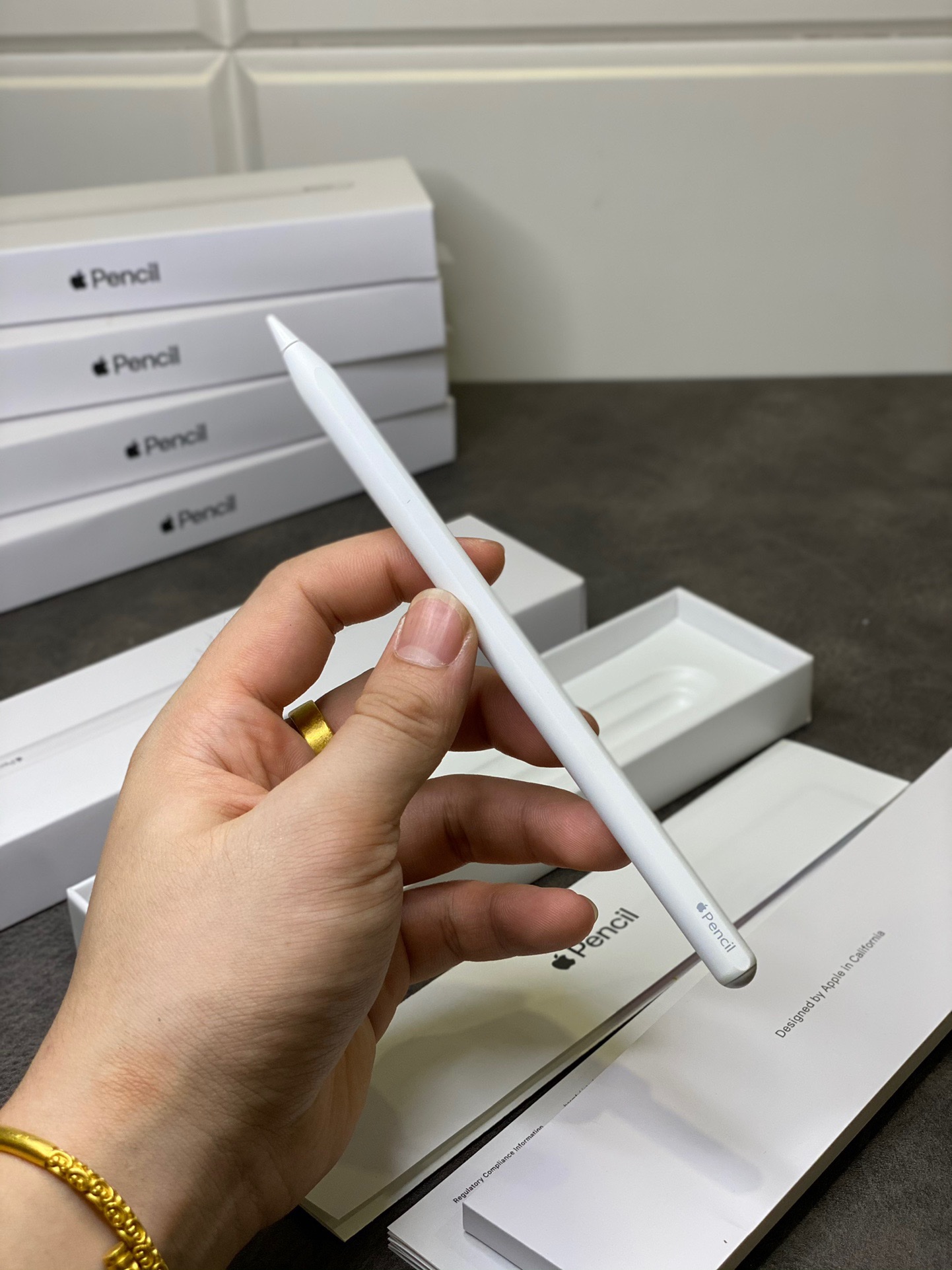 Apple Pencil 二代苹果手写笔
支持无线磁吸充电 功能跟原装无差别‼️
笔身可以吸附在iPad/Mac上面 使用非常方便
原装图标显示 130毫安电池


注意‼️此款只能兼容以下iPad机型
 iPadAir(第五代) 
iPadmini(第六代) 
12.9英寸iPadPro(第五代) 
12.9英寸iPadPro(第四代) 
12.9英寸iPadPro(第三代) 
11英寸iPadPro(第三代) 
11英寸iPadPro(第二代) 
11英寸iPadPro(第一代) 
iPadAir(第四代)	 

售后退换条件：产品都是全新产品 非质量问题不可退换 质量问题可收到货三天之内支持退换货 其余情况壳料保护好售后三个月免费换新！