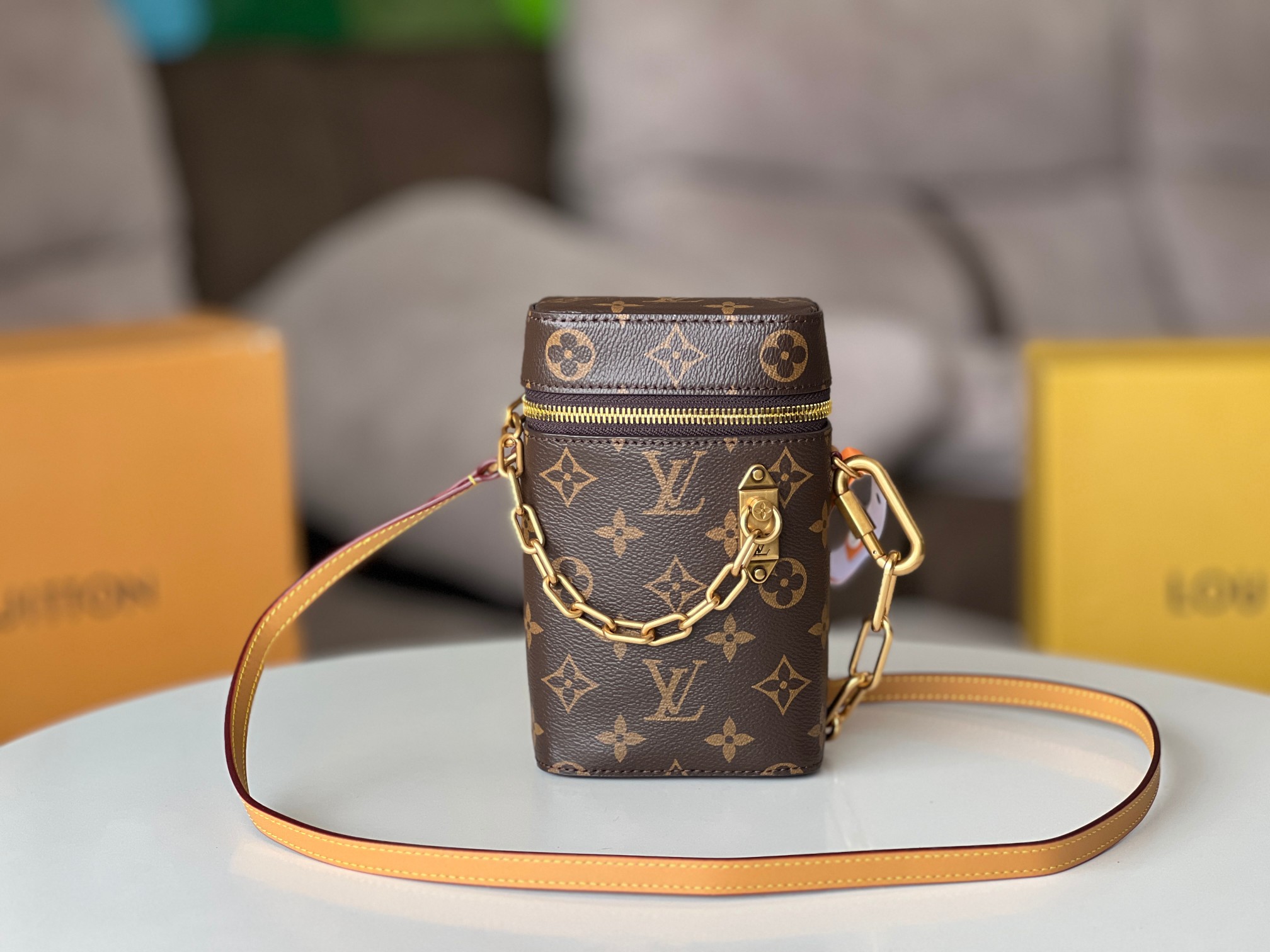 NO:200946,M44914 original single PHONE BOX handbag Virgil Abloh, the artistic director of men's clothing at Louis Vuitton, launched the new Phone Box handbag, which is compact and exquisite in shape, and is convenient for storage of small essentials. Classic Monogram canvas fabric, equipped with smooth adjustable leather shoulder straps, and is decorated with the iconic gold chain strap designed by Virgil Abloh. Built-in small patch pockets for easy storage of credit cards and driver's licenses. Size: 10.5x17x5cm, LV [top original list], louis vuitton, louis vuitton19860909M44914原单PHONE BOX 手袋 路易威登男装艺术总监Virgil Abloh推出全新Phone Box手袋,造型小巧精致,方便收纳小件必需品.经典Monogram帆布面料,配有光滑的可调节皮质肩带,并饰有Virgil Abloh亲自设计的标志性金色链带.内置小号贴袋,方便收纳信用卡及驾驶证. size:10.5x17x5cm,LV【顶级原单】,louis vuitton,louis vuitton,Bag