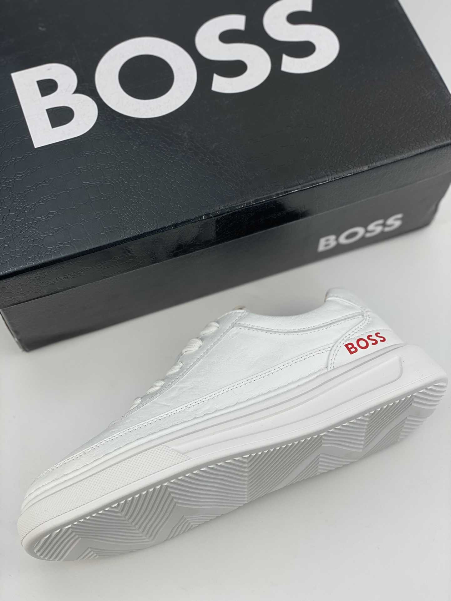 BOSS - Hugo Boss German high-end brand counters sync new styles