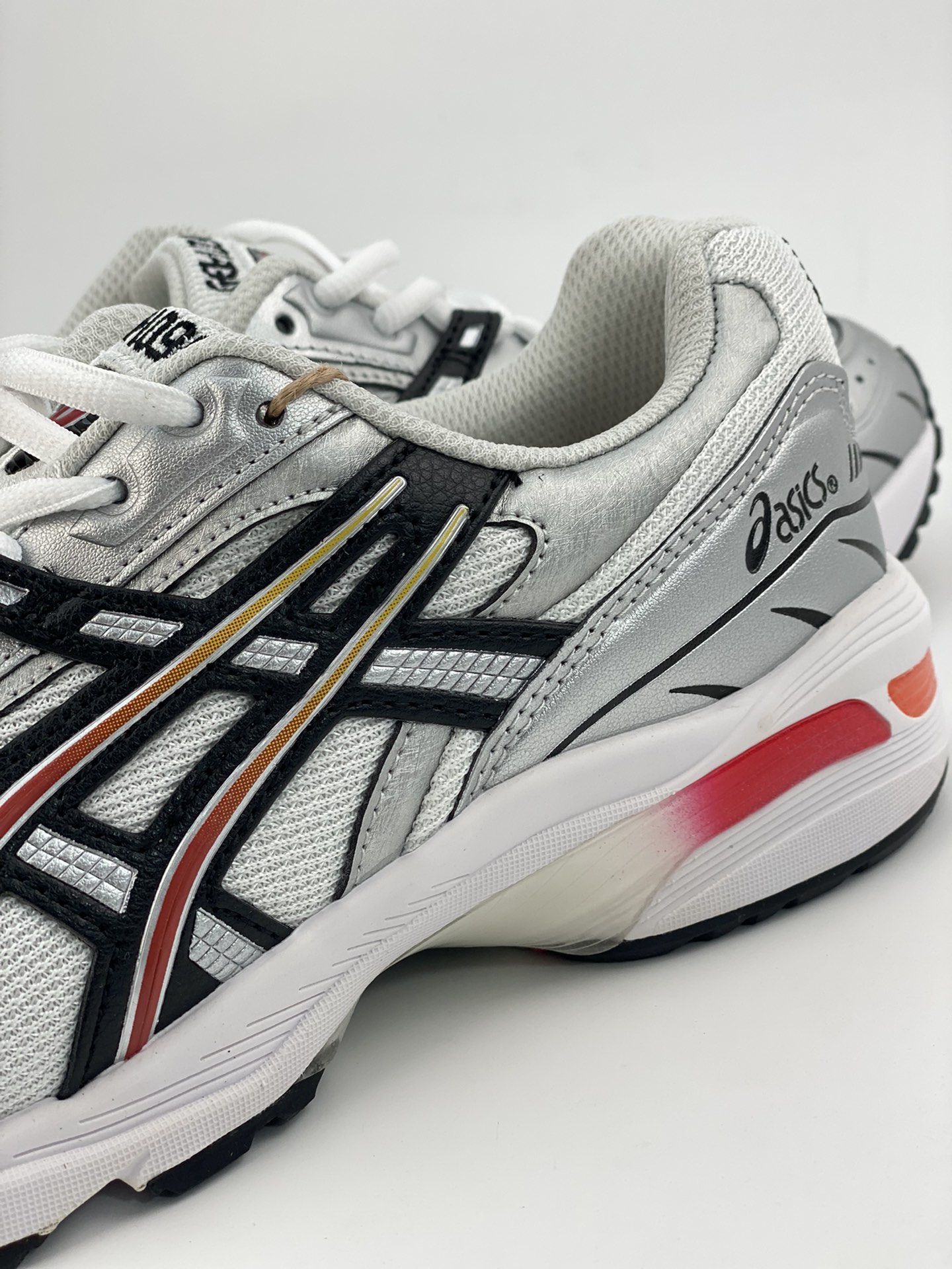 /ASICS Tiger GEL-1090 Series 1021A285-100