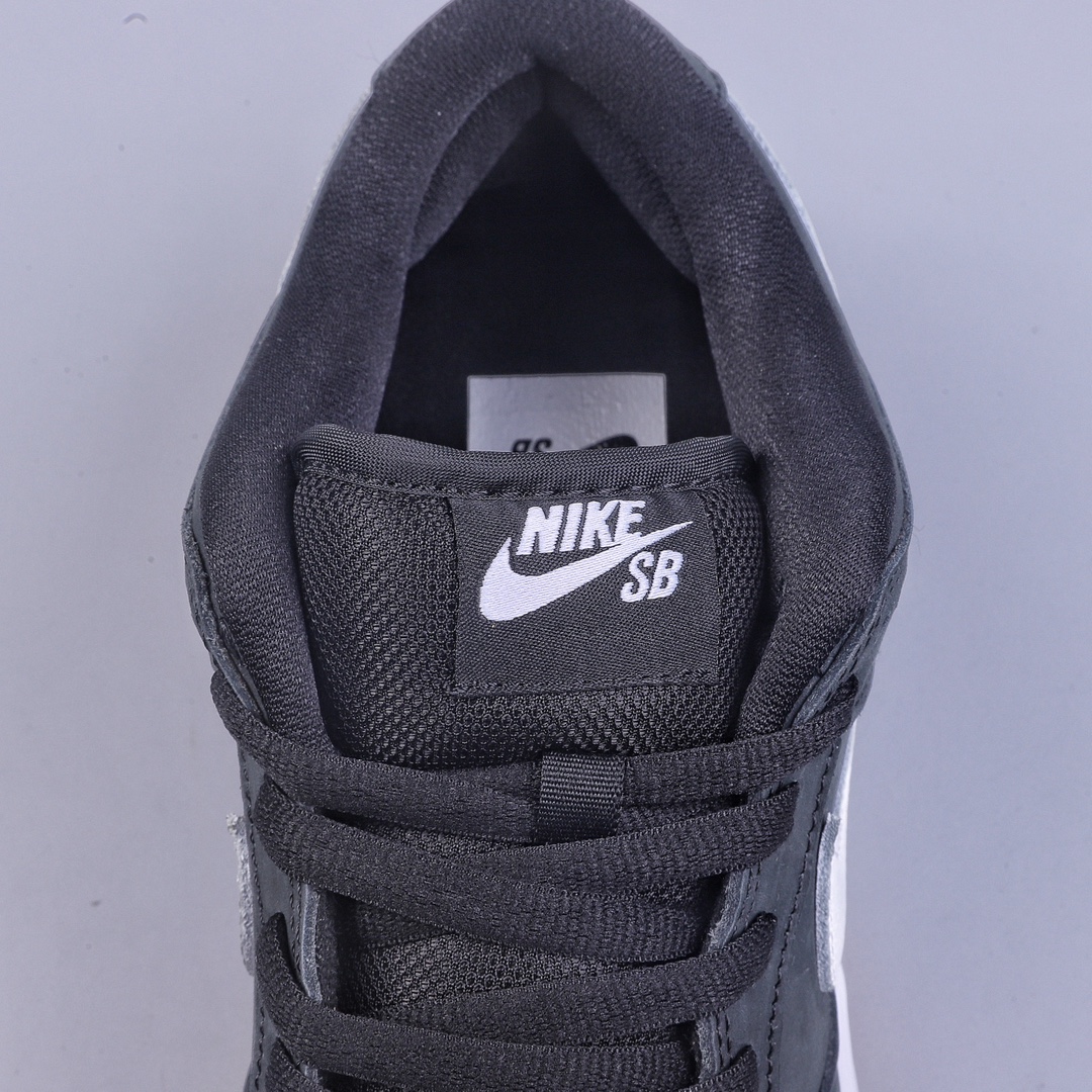 01 Nike SB Dunk “Black Gum” Black and white raw rubber Dunk SB as the name suggests CD2563-006